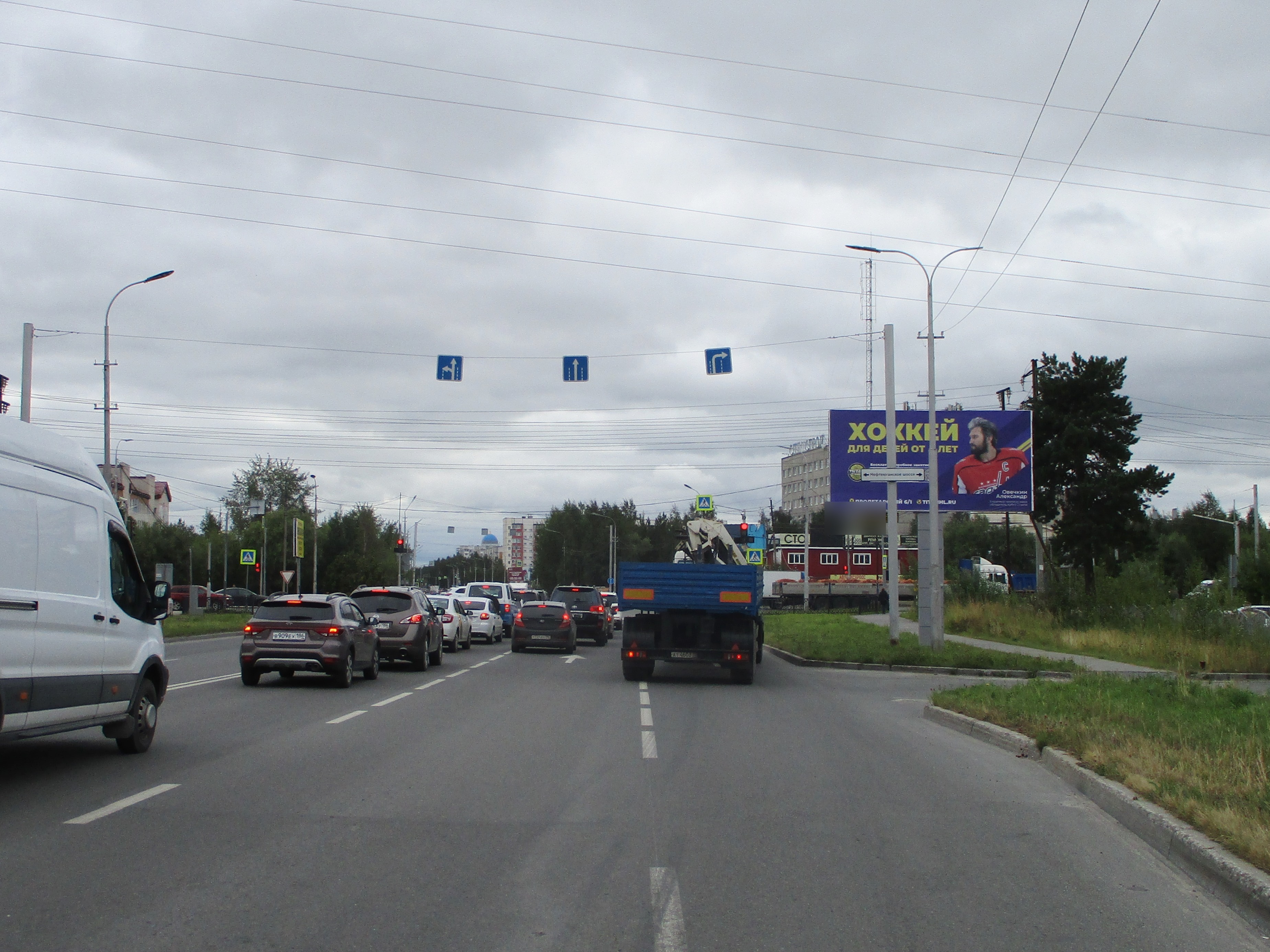 Фотография рекламного носителя, тип: Билборд 3x6, адрес: Островского ул. Х Нефтеюганским ш., поз.1, Сургут, Ханты-Мансийский автономный округ – Югра, Россия. Сторона А №936996