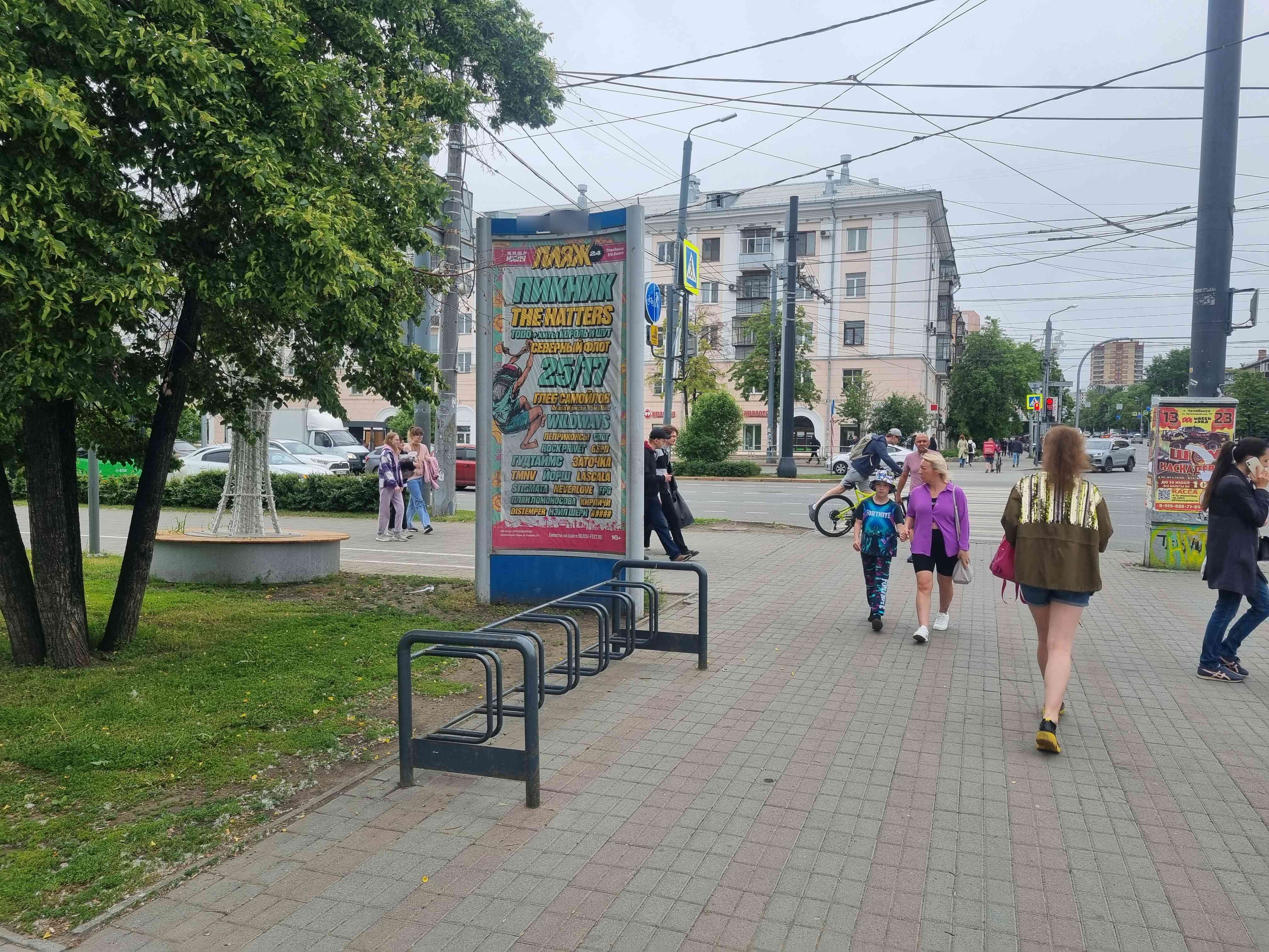 Фотография рекламного носителя, тип: Пиллар 3x1.4, адрес: Ленина пр-т. Х Энгельса ул., д.65, Челябинск, Челябинская область, Россия. Сторона С №1329491