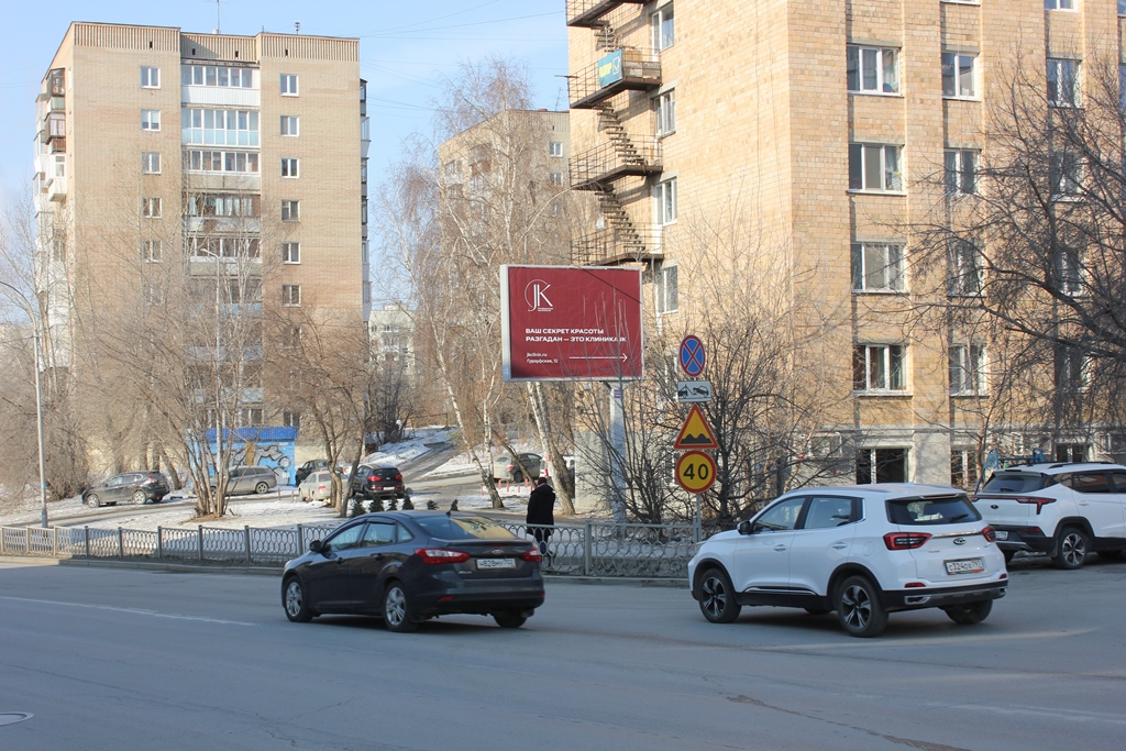 Фотография рекламного носителя, тип: Ситиборд 2.7x3.7, адрес: Гурзуфская ул., д.18, Екатеринбург, Свердловская область, Россия. Сторона A №574071