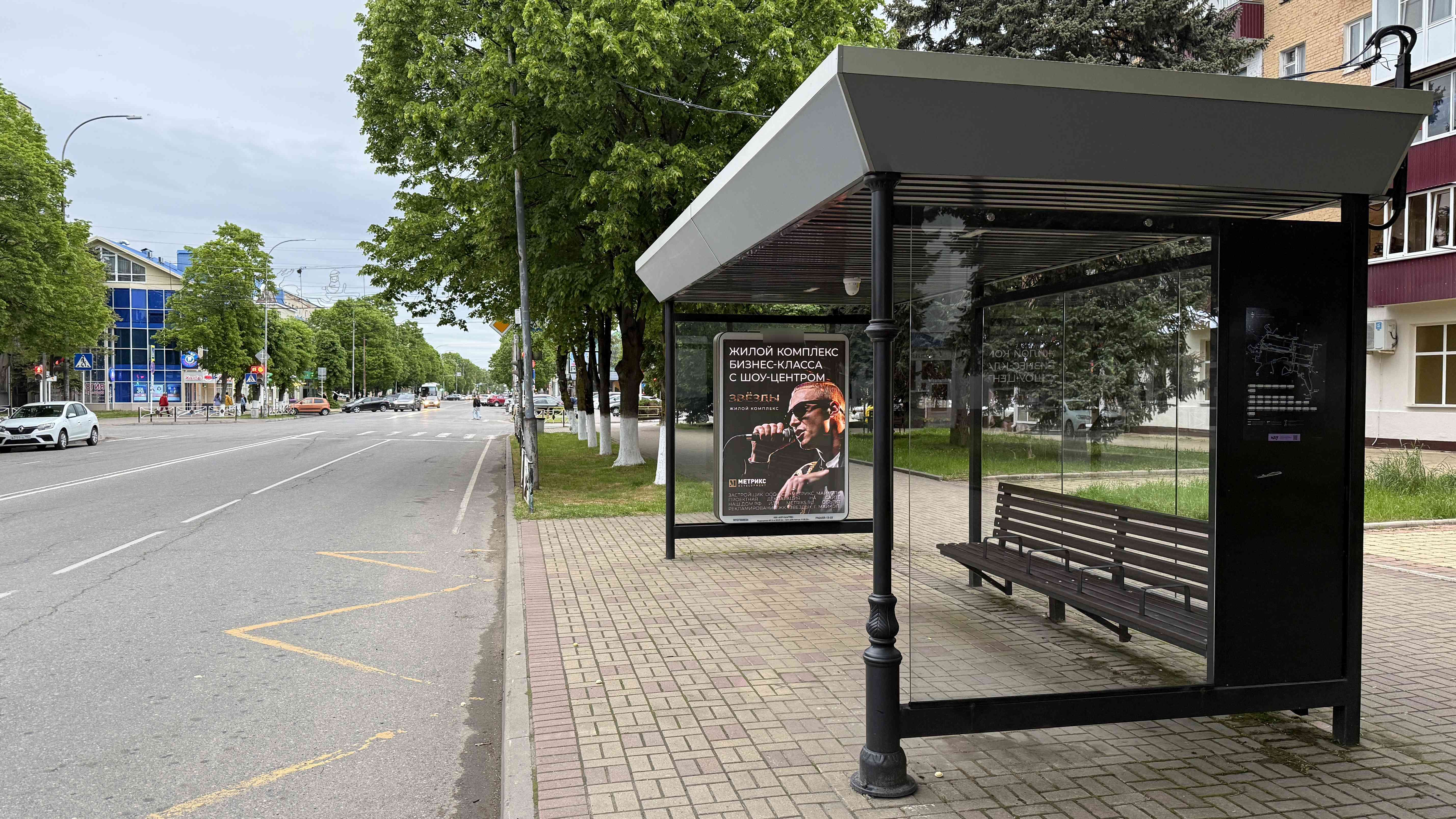 Фотография рекламного носителя, тип: Остановка 1.8x1.2, адрес: Краснооктябрьская ул., четная сторона, Майкоп, Республика Адыгея, Россия. Сторона А1 №1325743