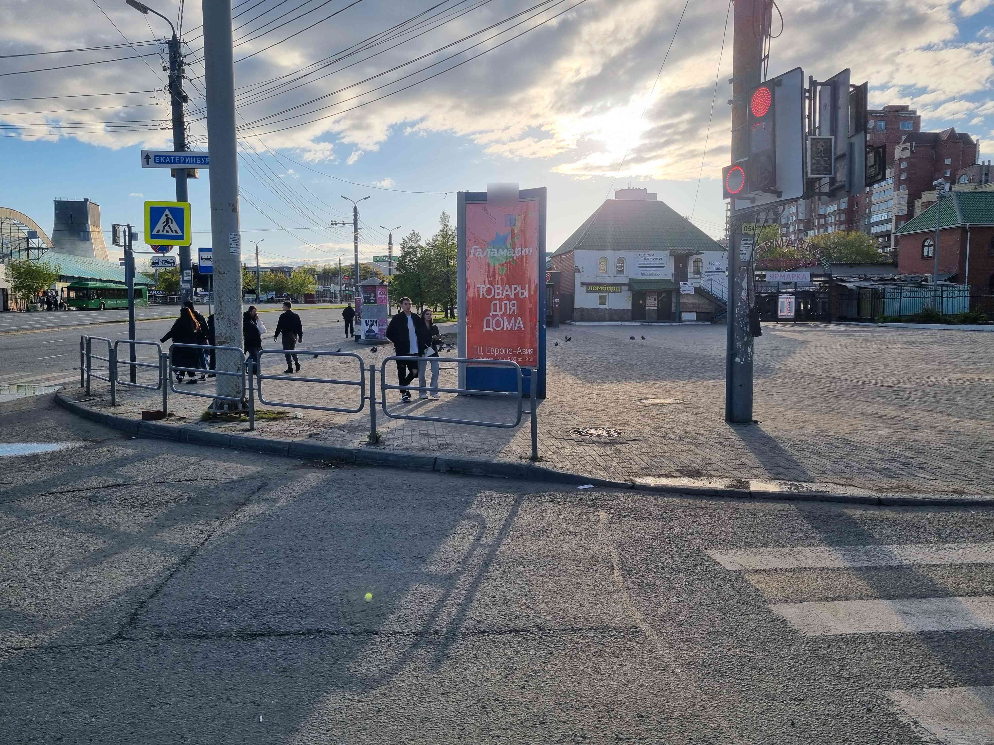 Фотография рекламного носителя, тип: Пилон, адрес: Кирова ул. Х Братьев Кашириных ул., д.2/2, Челябинск, Челябинская область, Россия. Сторона Б №1329465