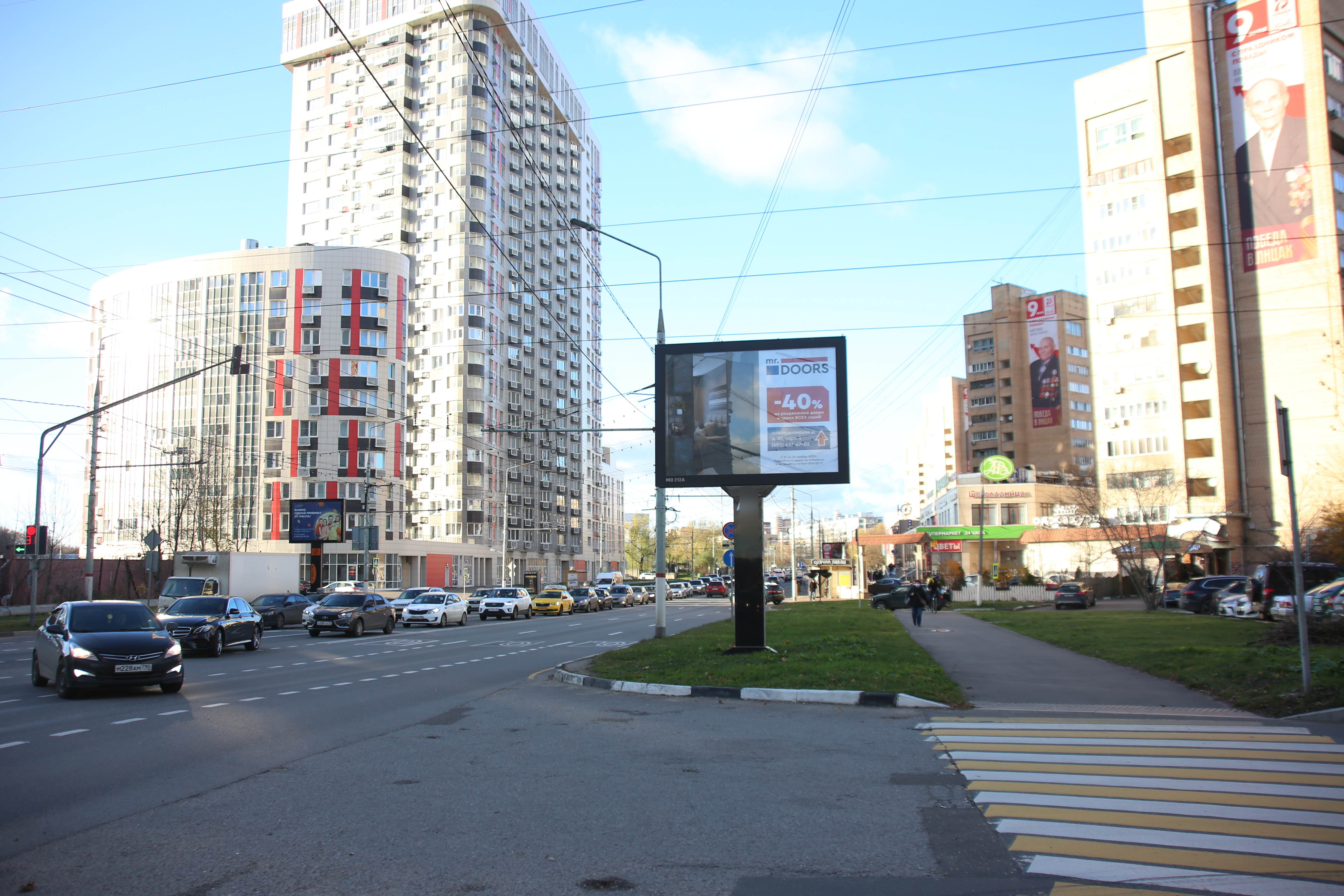 Фотография рекламного носителя, тип: Ситиборд 2.7x3.7, адрес: Молодежная ул. Х Бабакина ул., Химки, Московская область, Россия. Сторона А1-А5 №795693