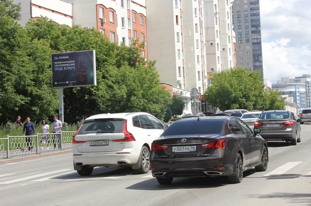 Фотография рекламного носителя, тип: Ситиборд 2.7x3.7, адрес: Гурзуфская ул., д.18, Екатеринбург, Свердловская область, Россия. Сторона B №594997