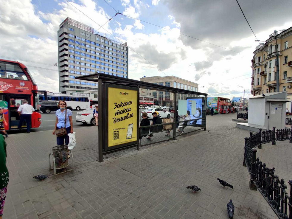 Фотография рекламного носителя, тип: Остановка 1.8x1.2, адрес: Пушкина ул., магазин ГУМ, Казань, Республика Татарстан, Россия. Сторона Б1 №141687