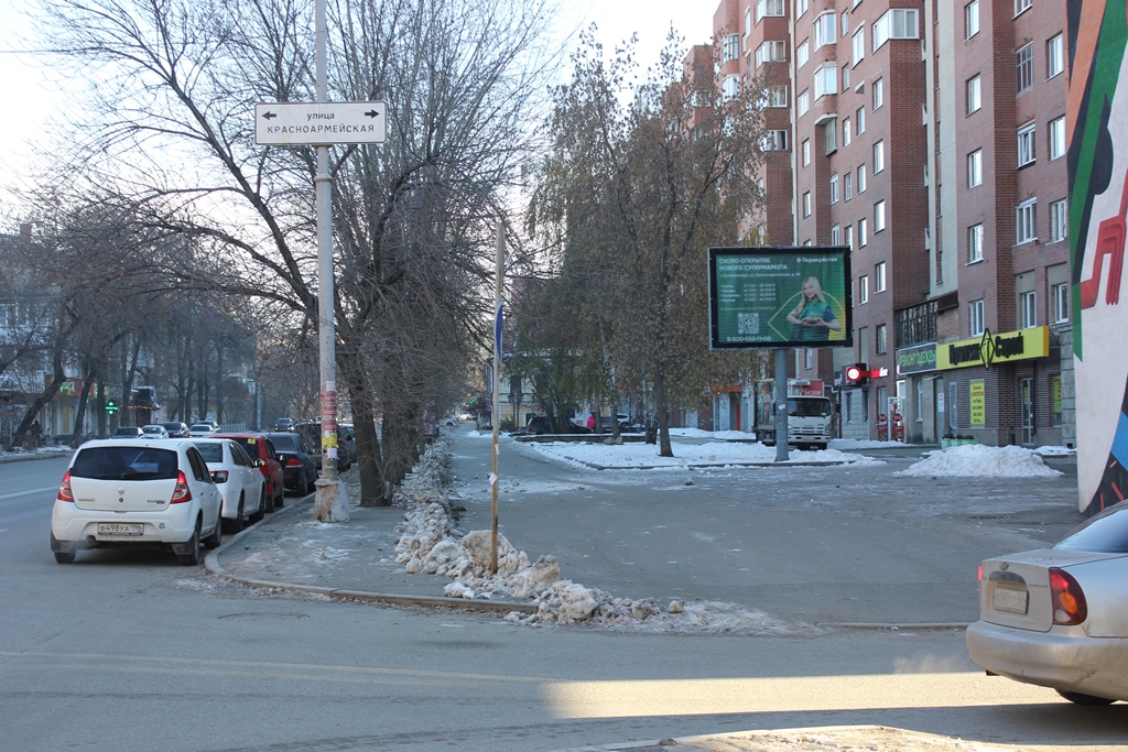 Фотография рекламного носителя, тип: Ситиборд 2.7x3.7, адрес: Декабристов ул. Х Красноармейская ул., Екатеринбург, Свердловская область, Россия. Сторона A №595004