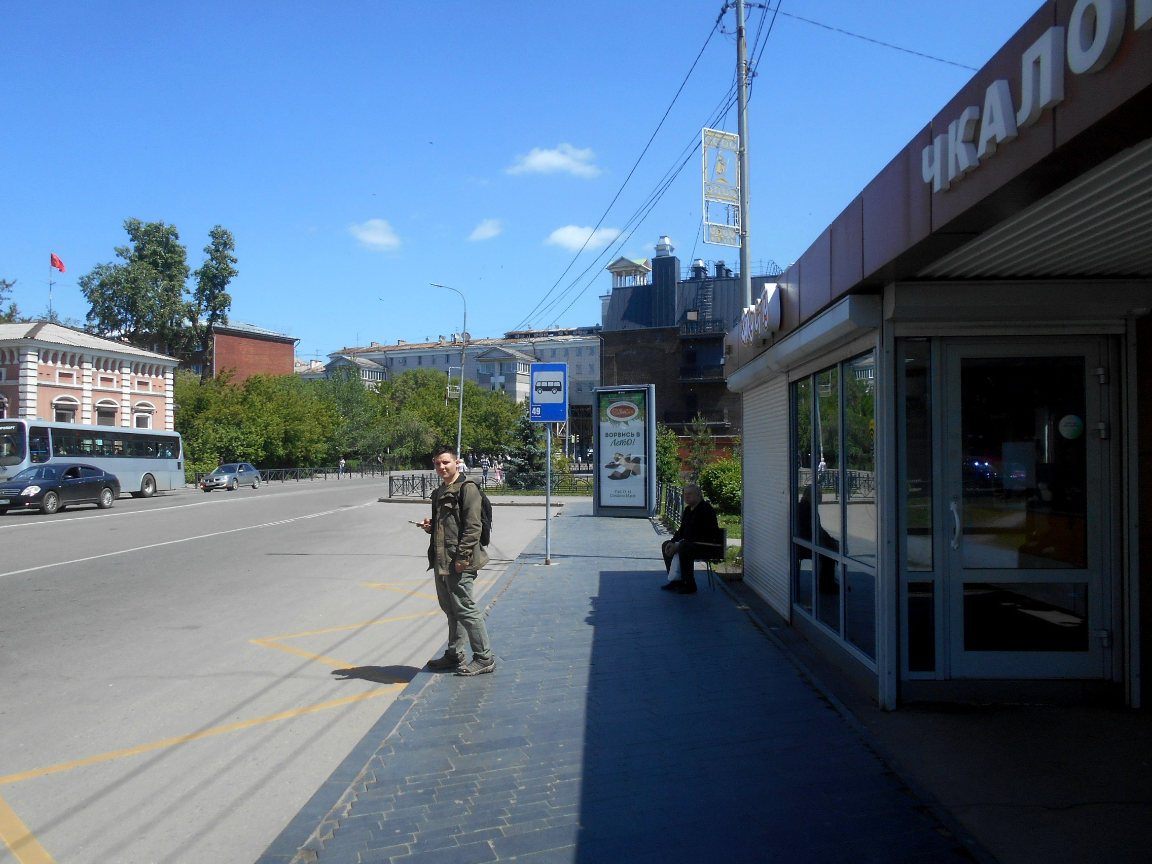 Фотография рекламного носителя, тип: Пиллар 3x1.4, адрес: Чкалова ул., отель Мариот, Иркутск, Иркутская область, Россия. Сторона А №433079