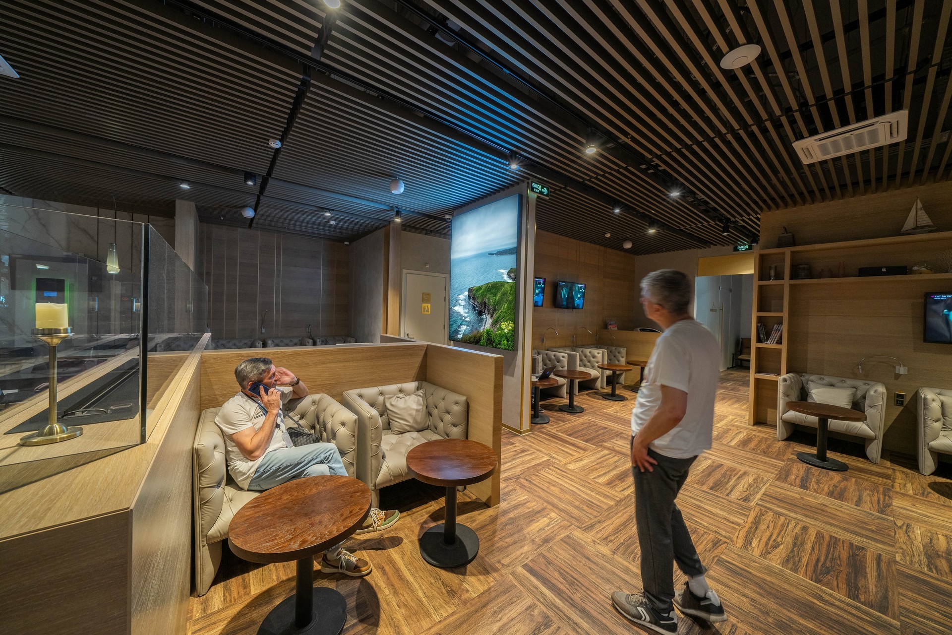 Фотография рекламного носителя, тип: Лайтбокс, адрес: Аэропорт «Международный аэропорт имени В.К. Арсеньева», Владимира Сайбеля ул., д.45, Владивосток, Приморский край, Россия. Сторона/вариант №1326178