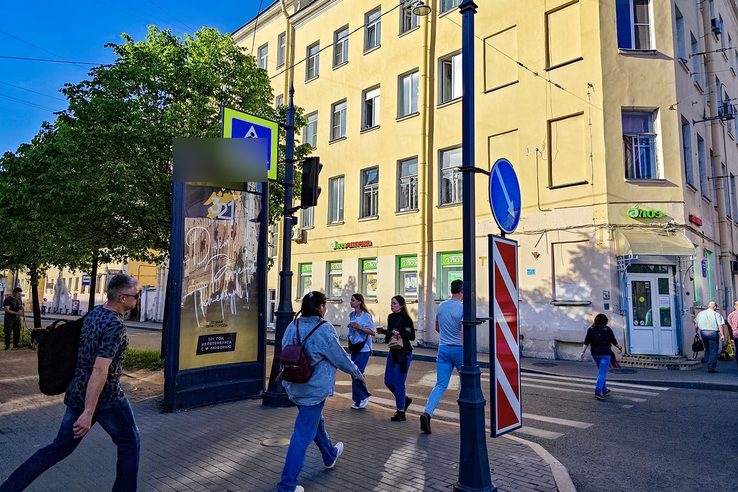 Фотография рекламного носителя, тип: Пиллар 3x1.4, адрес: Средний пр-т. Х 17-я линия, д.32, Санкт-Петербург, Россия. Сторона А №541739