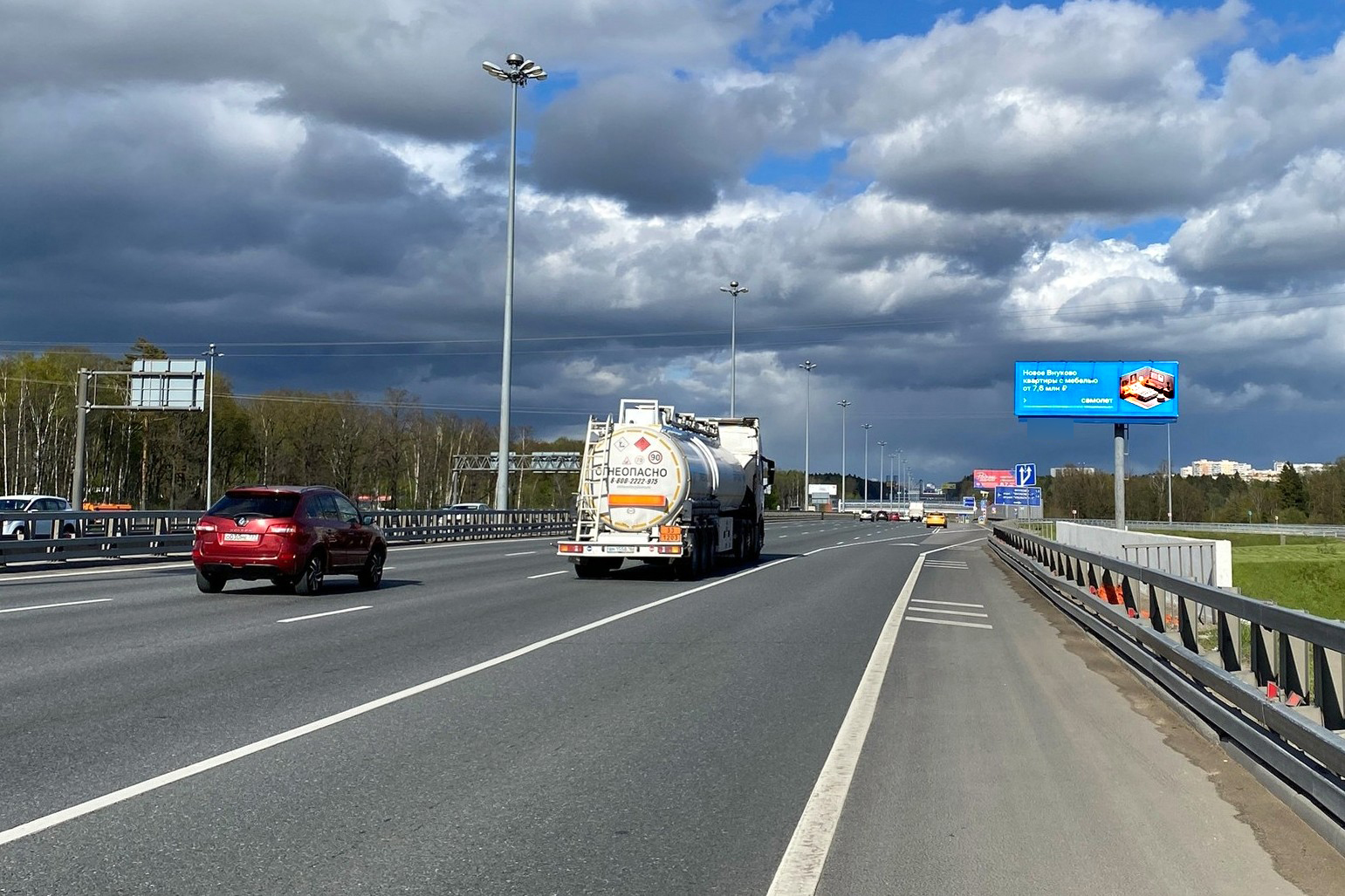 Фотография рекламного носителя, тип: Суперсайт 4x12, адрес: Киевское ш., 28 650м, Москва, Россия. Сторона А №816052