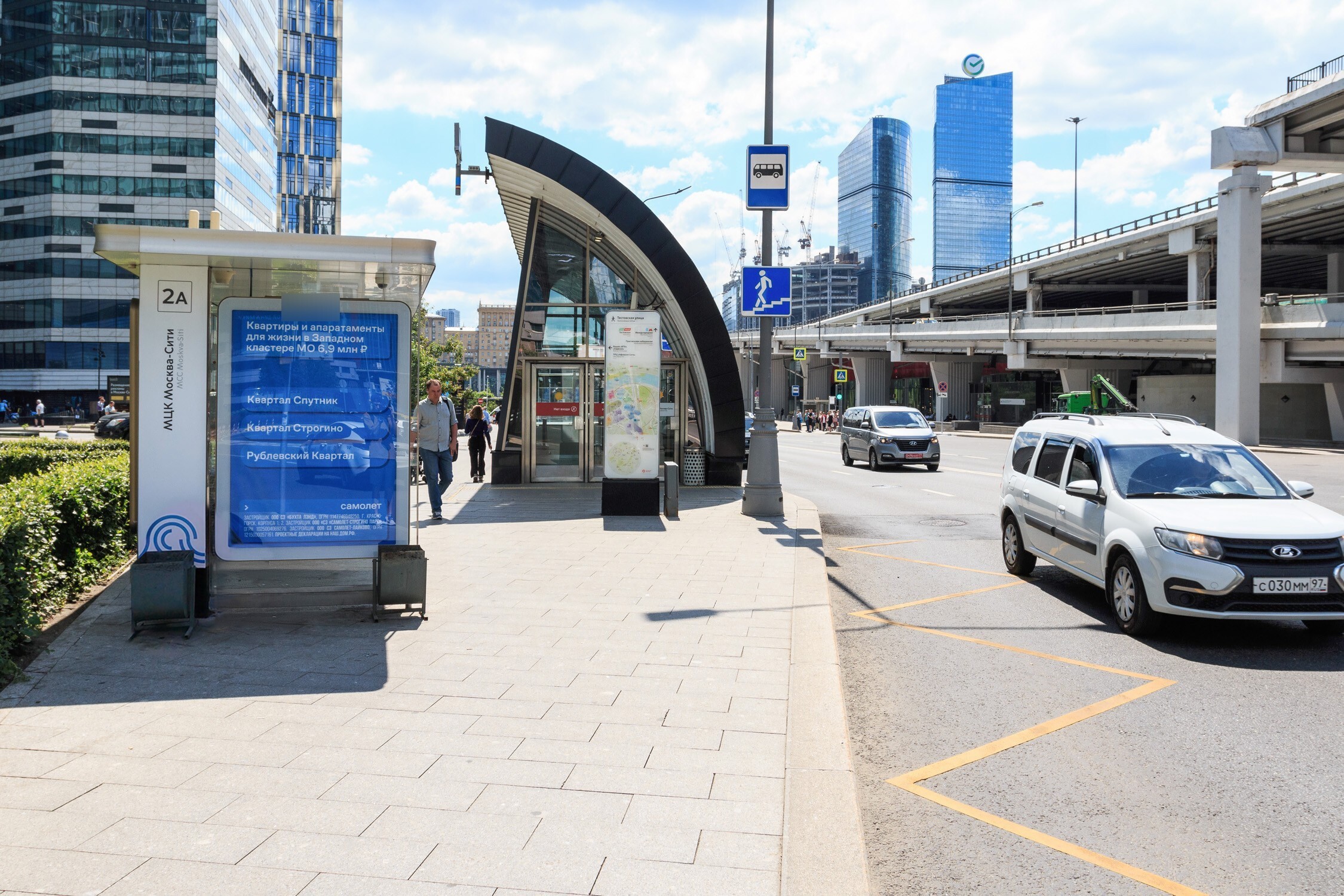 Фотография рекламного носителя, тип: Остановка 1.8x1.2, адрес: Тестовская ул., в районе Пресненской наб., д.11, поз.2, Москва, Россия. Сторона Б №934420