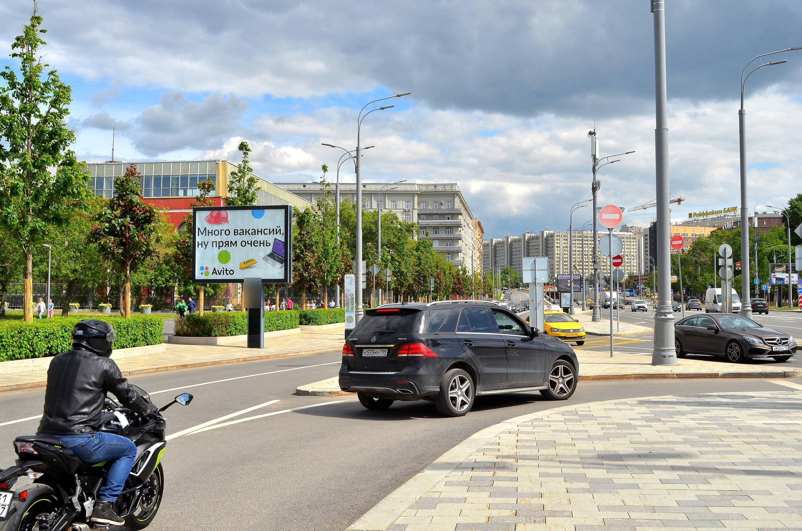 Фотография рекламного носителя, тип: Ситиборд 2.7x3.7, адрес: Крымский Вал ул., съезд к Крымской наб., Москва, Россия. Сторона Б №870267