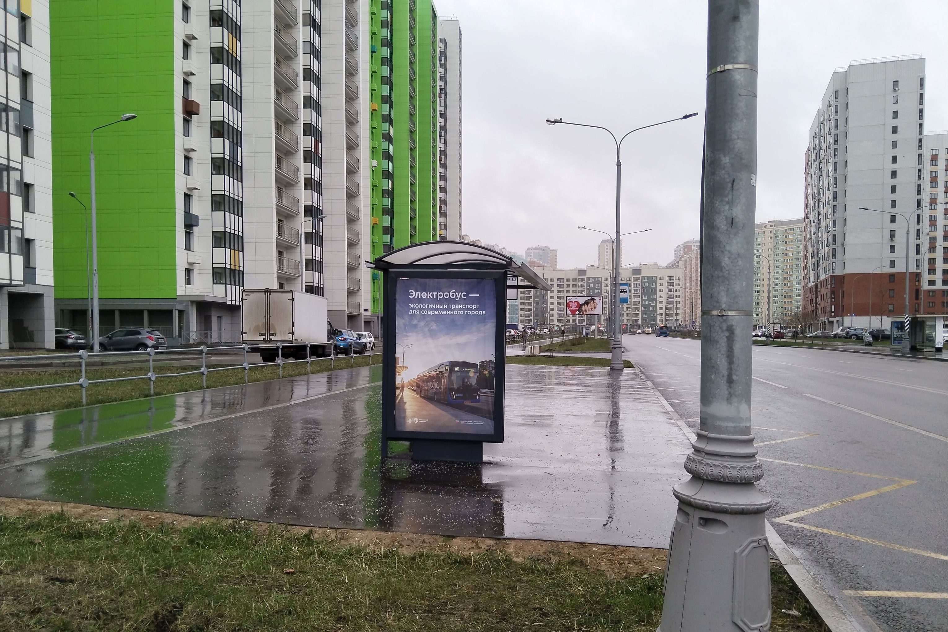 Фотография рекламного носителя, тип: Остановка 1.8x1.2, адрес: Лавриненко ул., д.8, ост. ул. Лавриненко, Москва, Россия. Сторона Б №997533