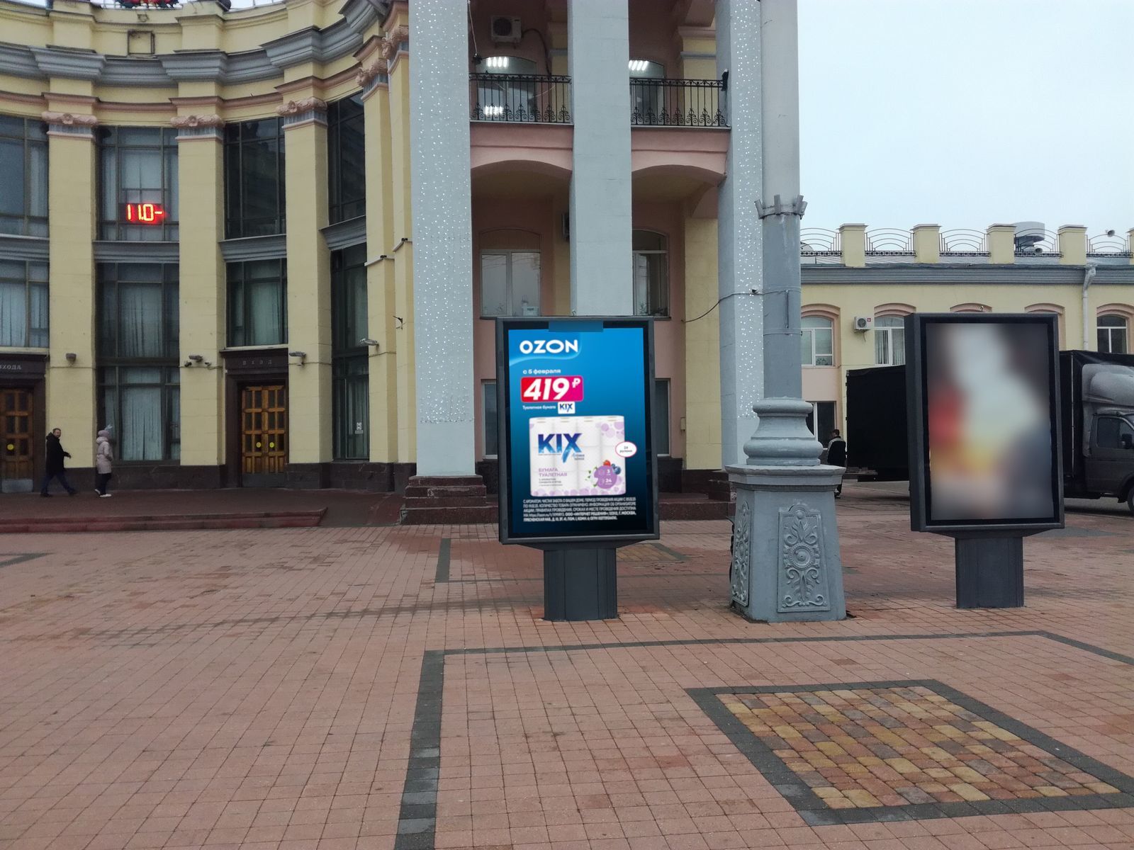 Фотография рекламного носителя, тип: Ситиформат 1.8x1.2, адрес: Воронеж-1, Привокзальная площадь, справа от главного входа в вокзал, поз.1, Воронеж, Воронежская область, Россия. Сторона А1 №836479