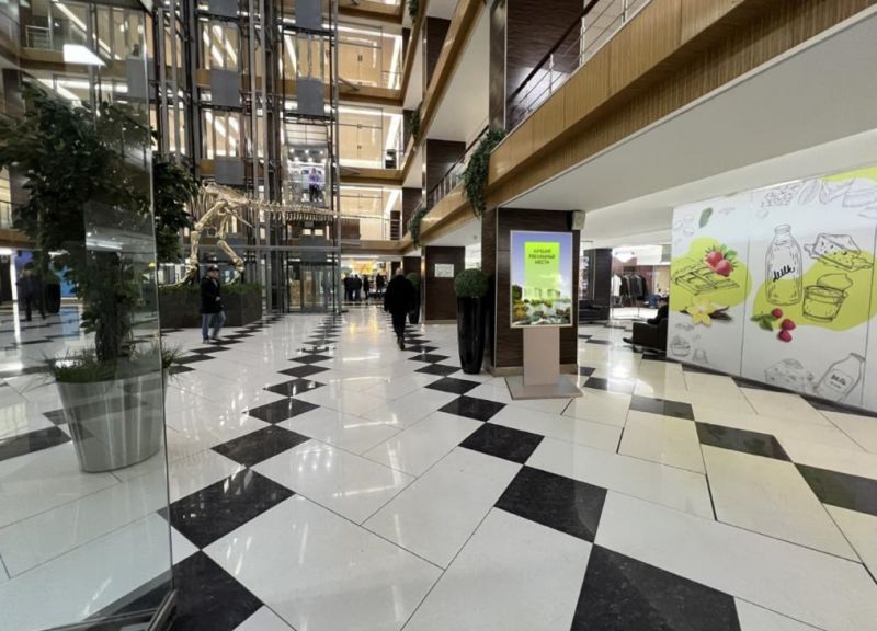 Фотография рекламного носителя, тип: Лайтбокс, адрес: Бизнес-центр «Верейская Плаза II», Верейская ул., д.17, Москва, Россия. Сторона/вариант №654585