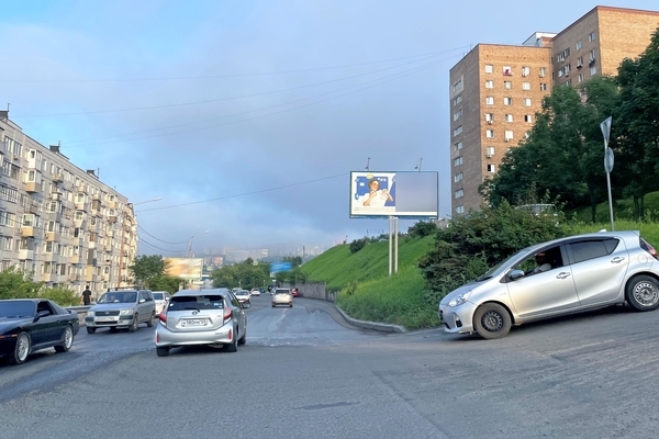 Фотография рекламного носителя, тип: Билборд 3x6, адрес: Котельникова ул., д.13, Владивосток, Приморский край, Россия. Сторона А №153996