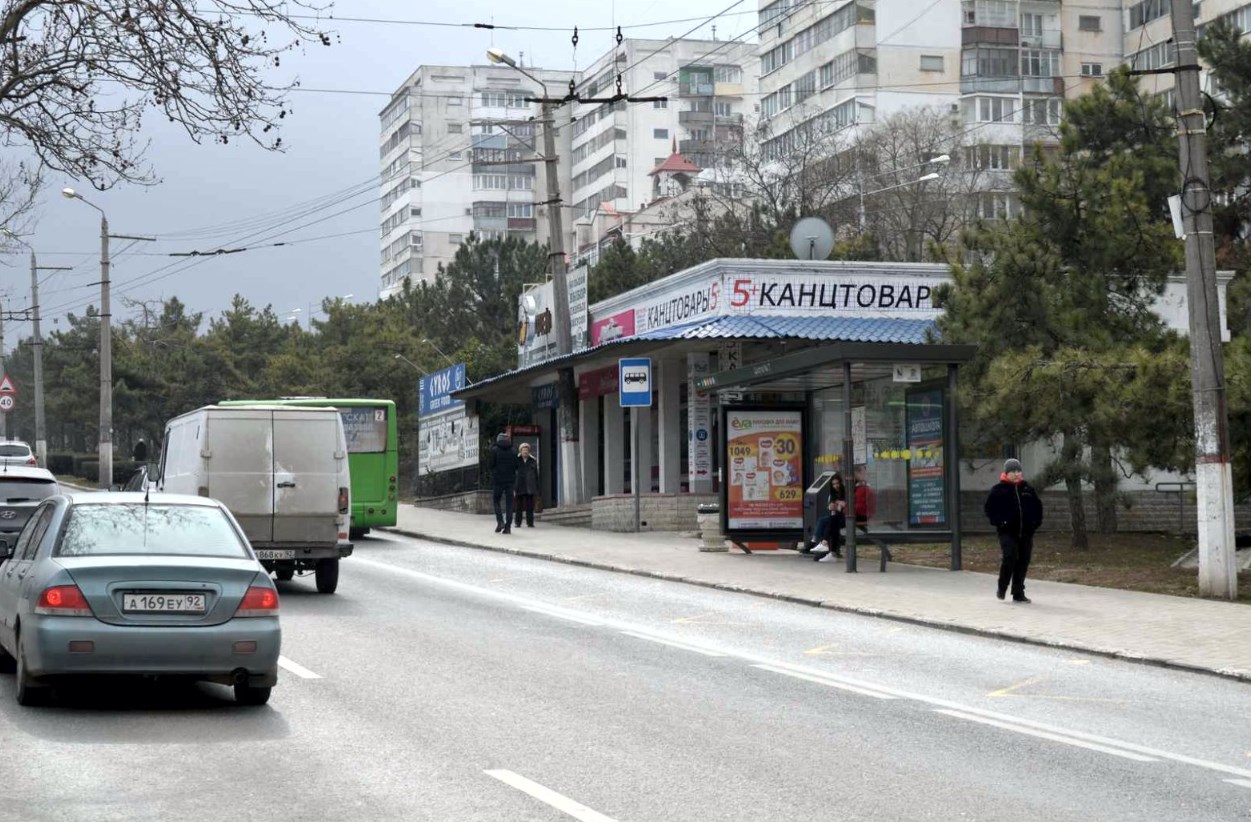 Фотография рекламного носителя, тип: Остановка 1.8x1.2, адрес: Генерала Острякова пр-т., ост. Переход, поз.2, Севастополь, Россия. Сторона A1-А5 №721415