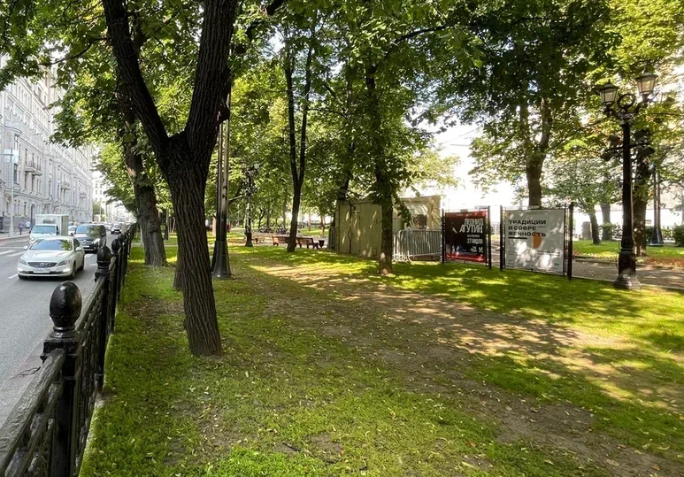 Фотография рекламного носителя, тип: Афиша 1.75x1.8, адрес: Гоголевский б-р., д.16-25, стенд №1, Москва, Россия. Сторона A №1381245