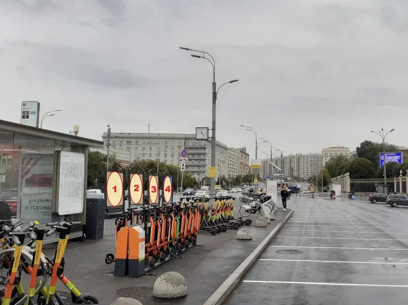 Фотография рекламного носителя, тип: Афиша 1.75x1.8, адрес: Крымский вал ул., д.10, напротив, стенд 4, Москва, Россия. Сторона B №961359