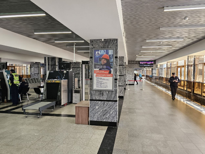 Фотография рекламного носителя, тип: Постер/баннер, адрес: ЖД вокзал «Челябинск-Главный», Привокзальная ул., д.1, Челябинск, Челябинская область, Россия. Сторона/вариант А №991369