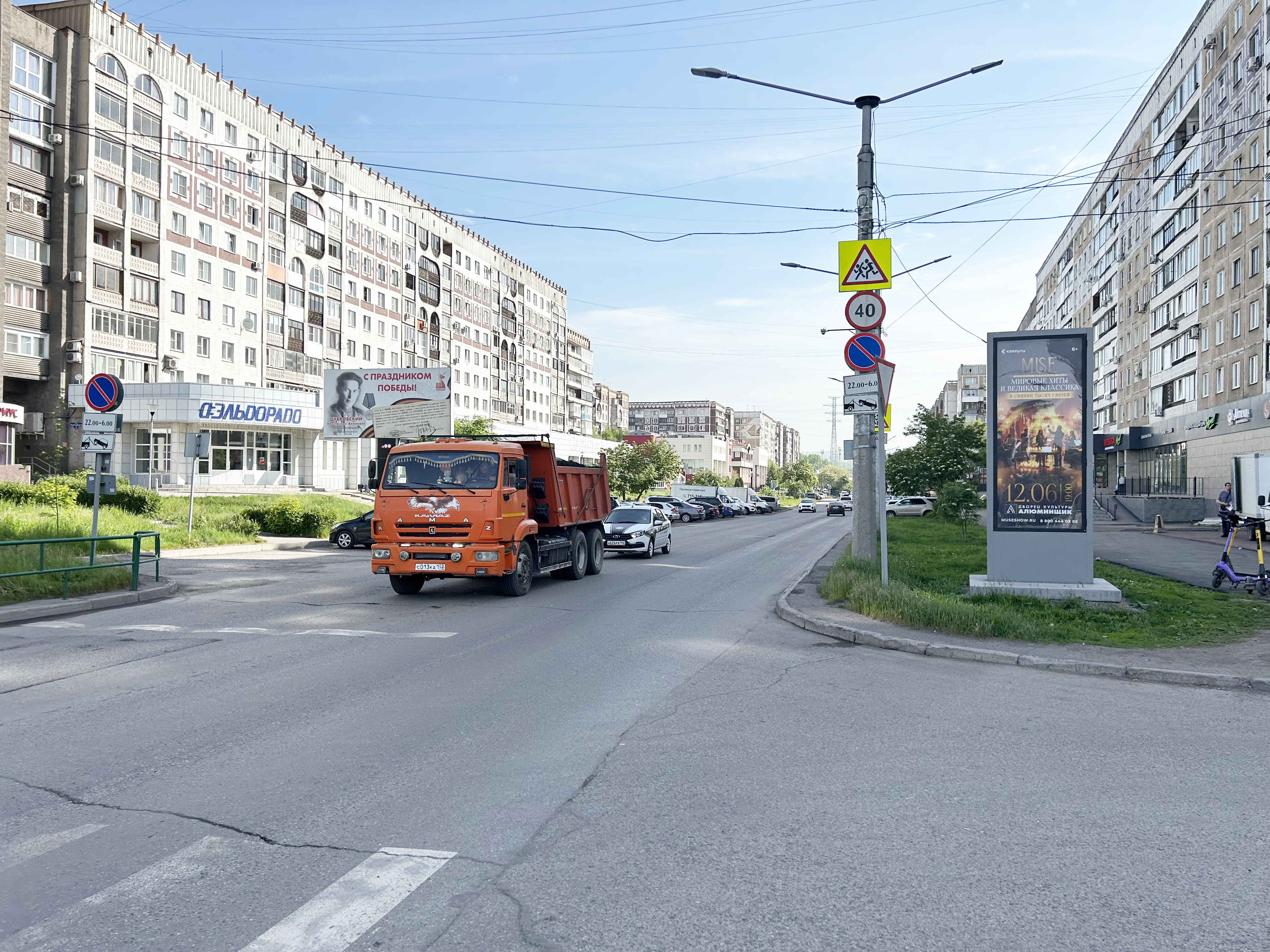 Фотография рекламного носителя, тип: Пиллар 3x1.4, адрес: Франкфурта ул., д.2, Новокузнецк, Кемеровская область, Россия. Сторона А №671934