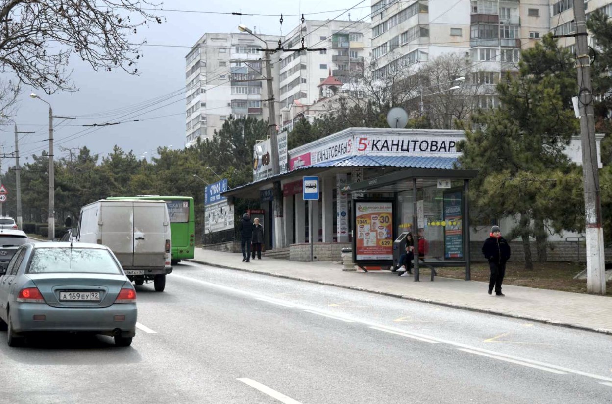 Фотография рекламного носителя, тип: Остановка 1.8x1.2, адрес: Генерала Острякова пр-т., ост. Переход, поз.2, Севастополь, Россия. Сторона A6-А10 №721417