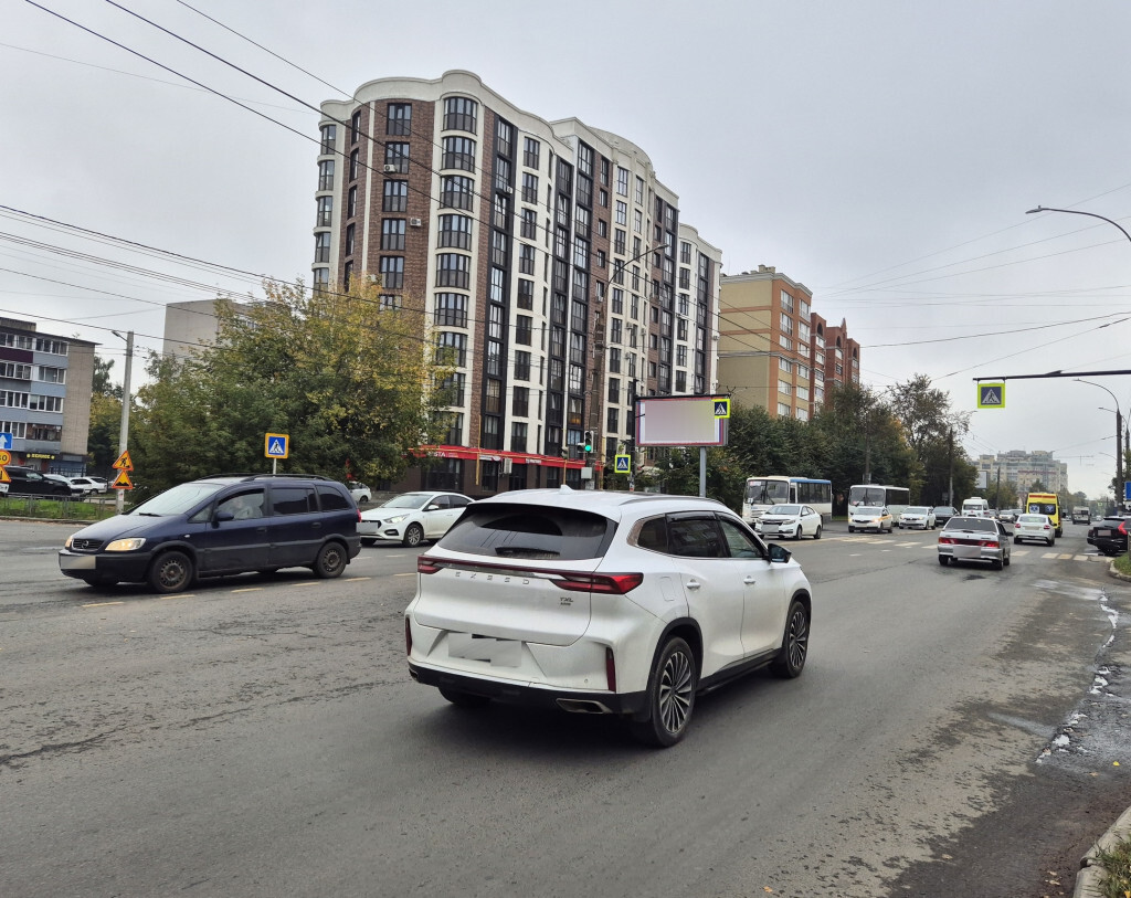 Фотография рекламного носителя, тип: Нестандартный билборд, адрес: Богдана Хмельницкого ул., д.7б Х Маяковского ул., Иваново, Ивановская область, Россия. Сторона Б1-Б3 №1384935