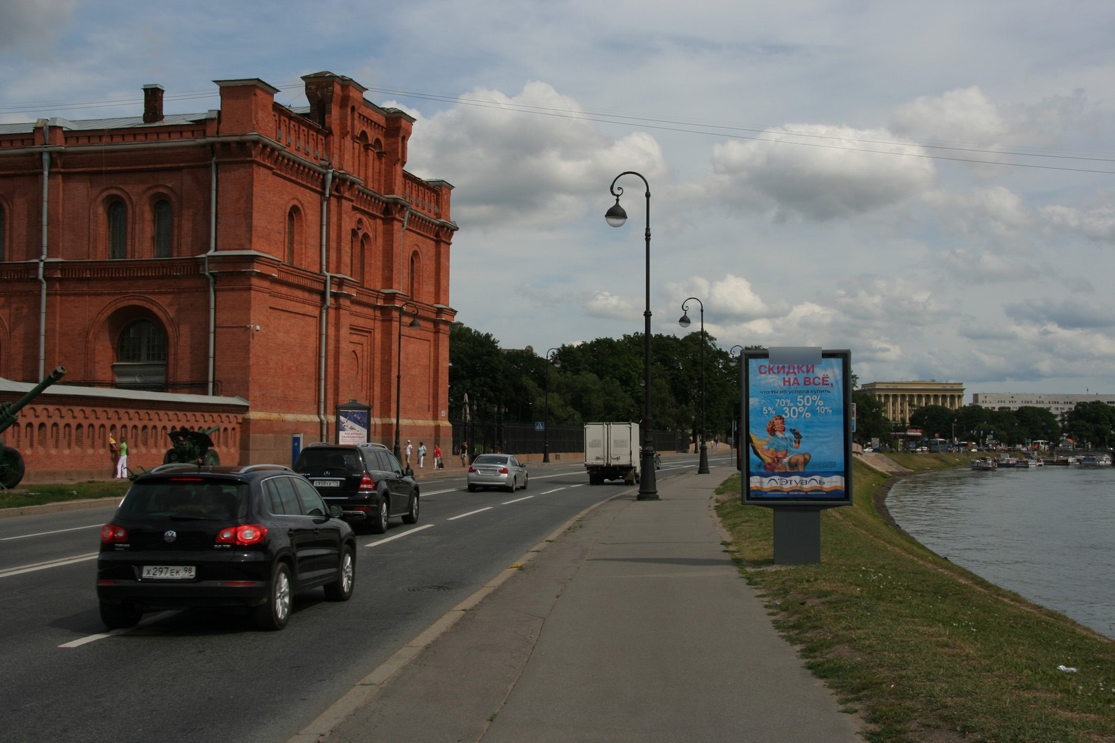 Фотография рекламного носителя, тип: Ситиформат 1.8x1.2, адрес: Кронверкская наб., Артиллерийский мост, Санкт-Петербург, Россия. Сторона A №108619