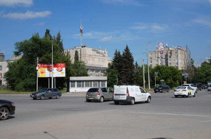 Фотография рекламного носителя, тип: Билборд 3x6, адрес: Химиков ул. Х Королева пр-т., д.1, Омск, Омская область, Россия. Сторона А1-А3 №419404