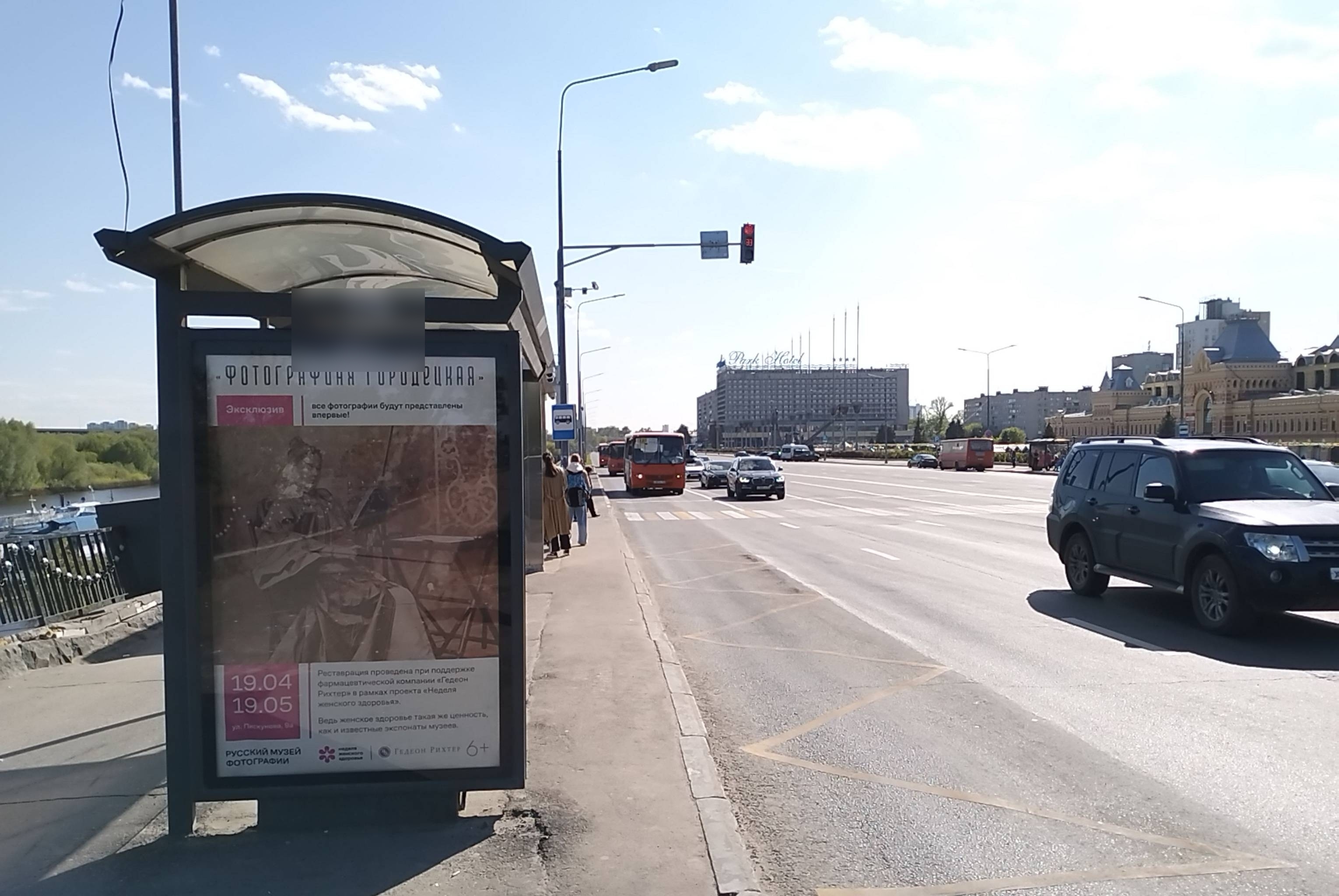 Фотография рекламного носителя, тип: Остановка 1.8x1.2, адрес: Ленина пл., ост. Стрелка, Нижний Новгород, Нижегородская область, Россия. Сторона Б №142159