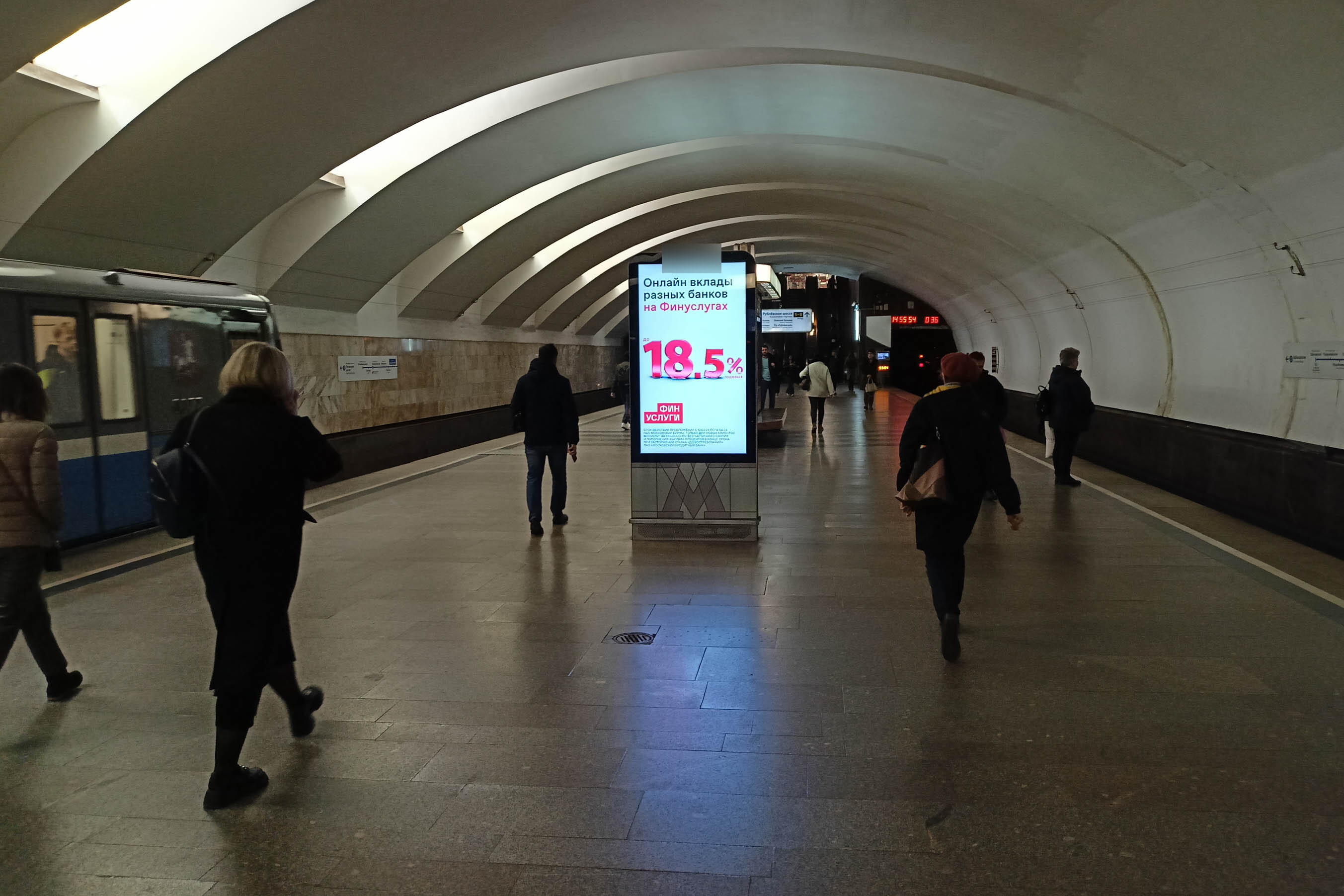 Фотография рекламного носителя, тип: Видеоэкран, адрес: Станция метро «Крылатское», линия Арбатско-Покровская, Москва, Россия. Сторона/вариант А2 №1423035