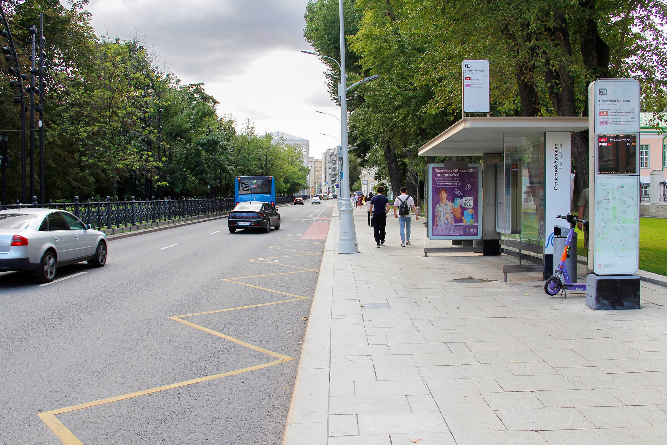 Фотография рекламного носителя, тип: Остановка 1.8x1.2, адрес: Страстной б-р., д.15, Москва, Россия. Сторона А №582547