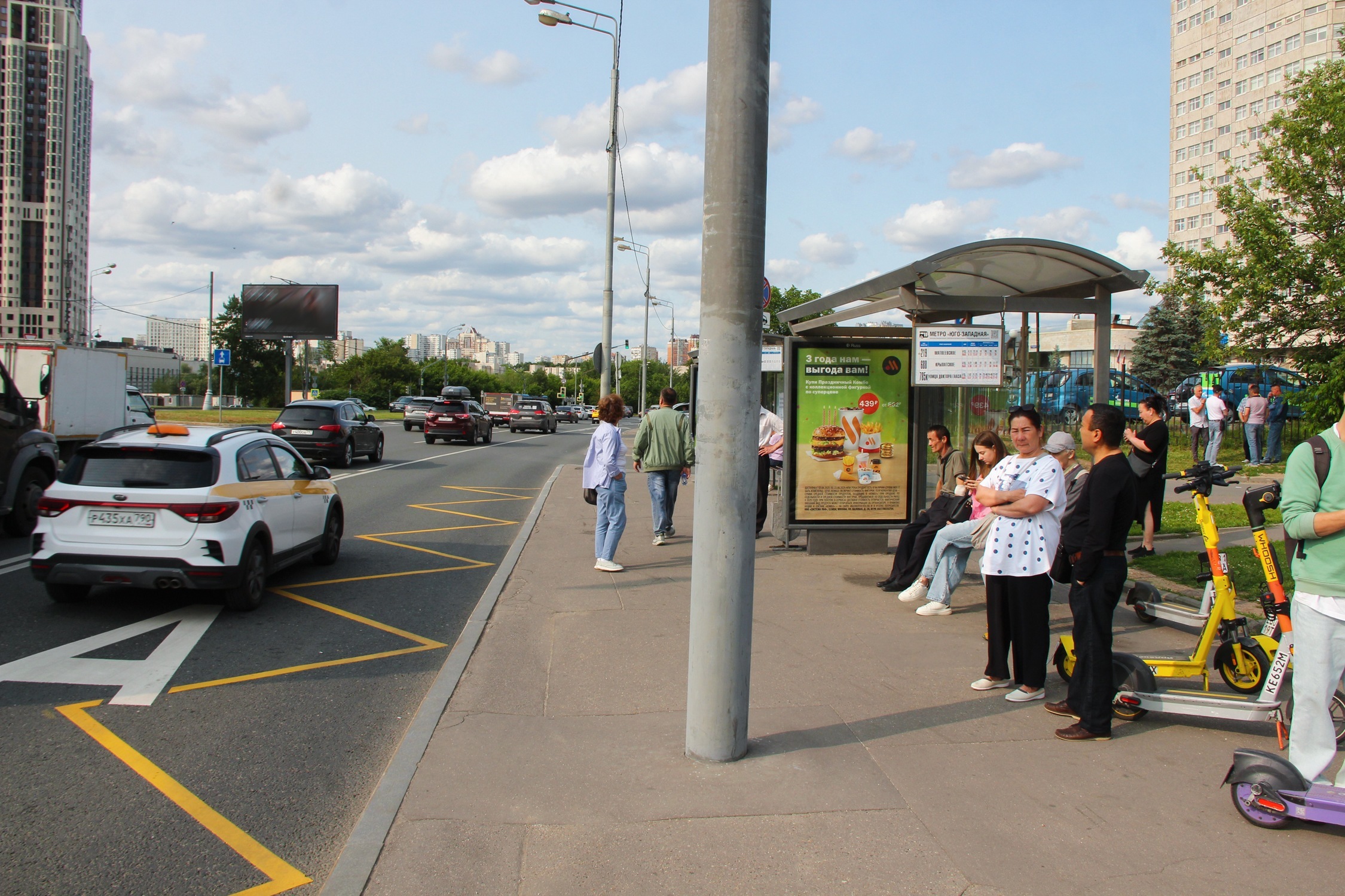 Фотография рекламного носителя, тип: Остановка 1.8x1.2, адрес: Вернадского пр-т., ост. Метро Юго-Западная, поз.2, Москва, Россия. Сторона А №581901