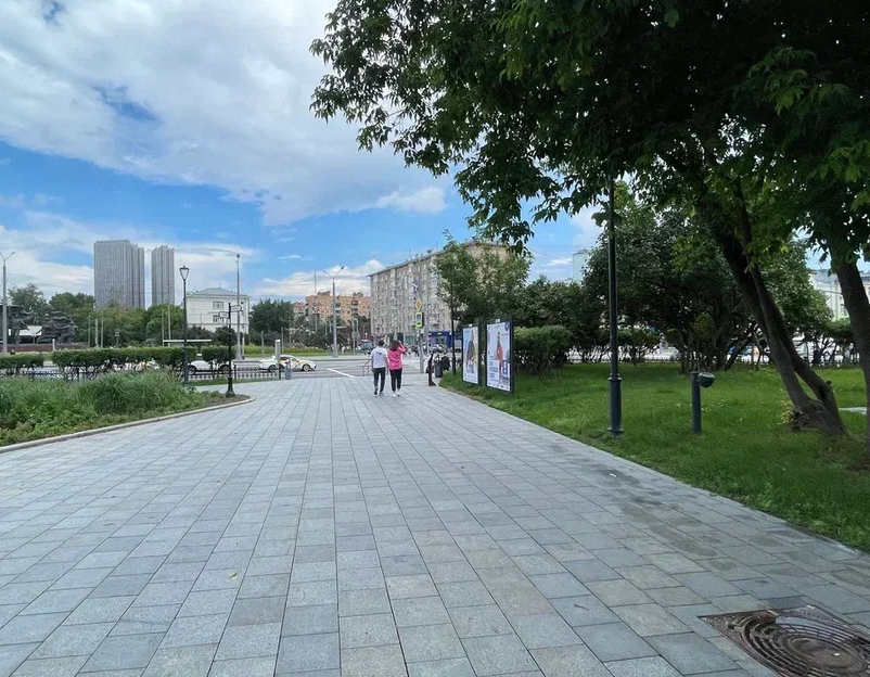 Фотография рекламного носителя, тип: Афиша 1.75x1.8, адрес: Красная Пресня ул., д.31, поз.3, стенд 2, Москва, Россия. Сторона A №618448