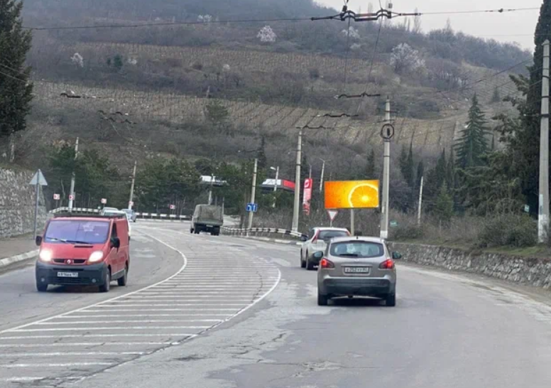 Фотография рекламного носителя, тип: Билборд 3x6, адрес: Симферополь-Алушта-Ялта а/д, поз.1, Гурзуф, Республика Крым, Россия. Сторона A №659388