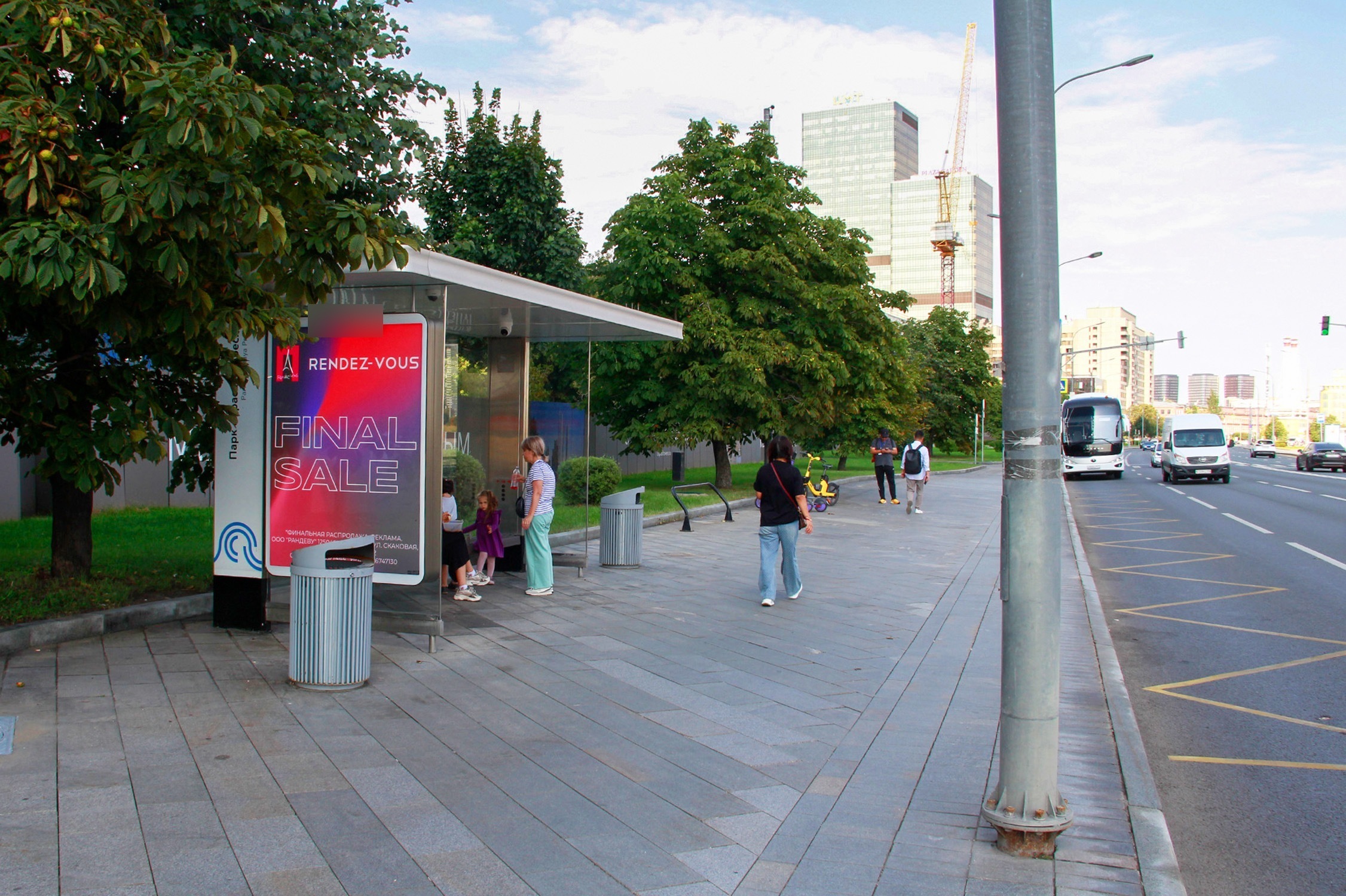 Фотография рекламного носителя, тип: Остановка 1.8x1.2, адрес: Краснопресненская наб., д.3, поз.2, Москва, Россия. Сторона Б1 №928086