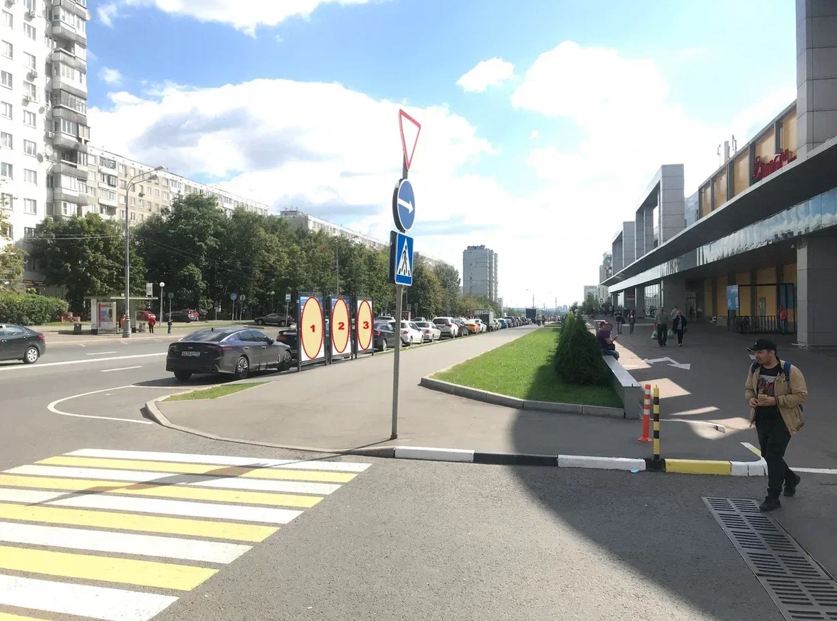 Фотография рекламного носителя, тип: Афиша 1.75x1.8, адрес: Миклухо-Маклая ул., д.32, корп.1, стенд 3, Москва, Россия. Сторона B №887026