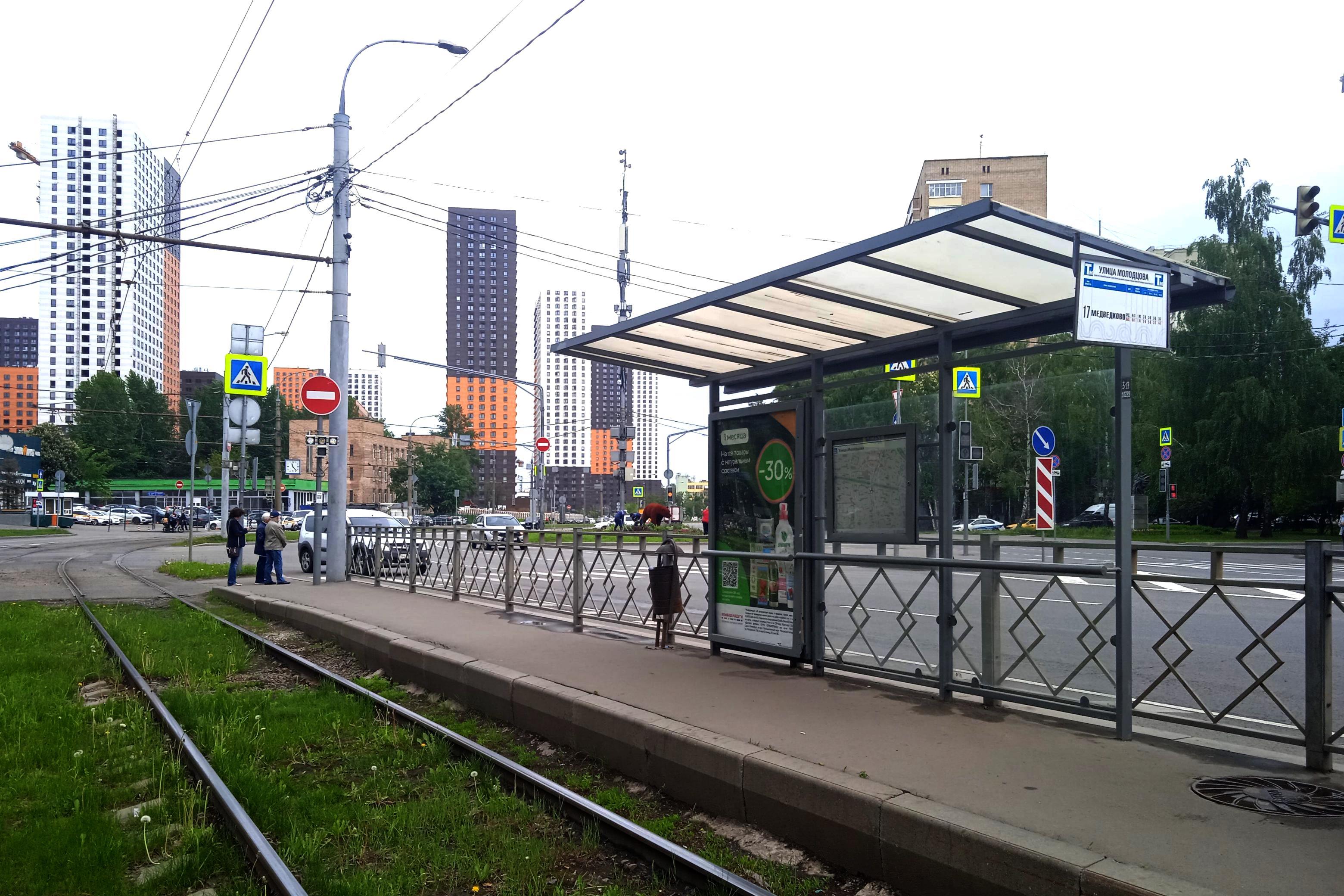 Фотография рекламного носителя, тип: Остановка 1.8x1.2, адрес: Полярная ул., д.19, поз.2, Москва, Россия. Сторона А №809136