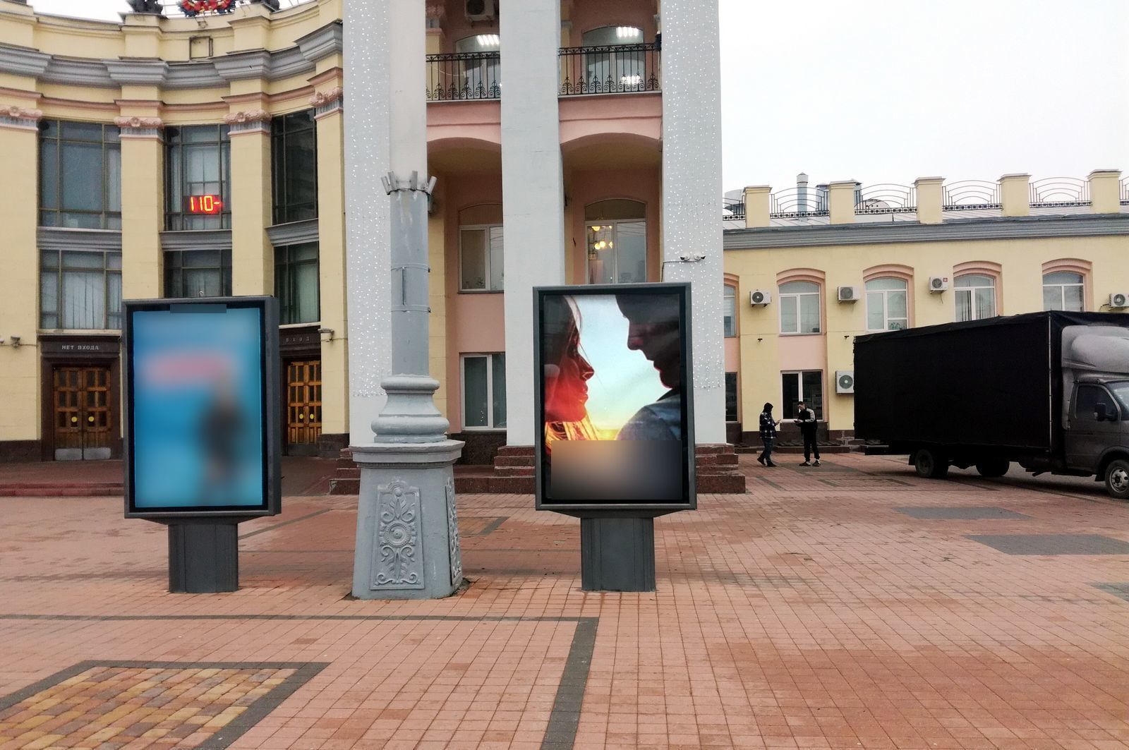 Фотография рекламного носителя, тип: Ситиформат 1.8x1.2, адрес: Воронеж-1, Привокзальная площадь, справа от главного входа в вокзал, поз.2, Воронеж, Воронежская область, Россия. Сторона А1 №836481