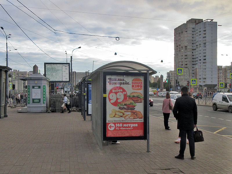 Фотография рекламного носителя, тип: Остановка 1.8x1.2, адрес: Наличная ул. Х Одоевского ул., д.31, Санкт-Петербург, Россия. Сторона В №164260