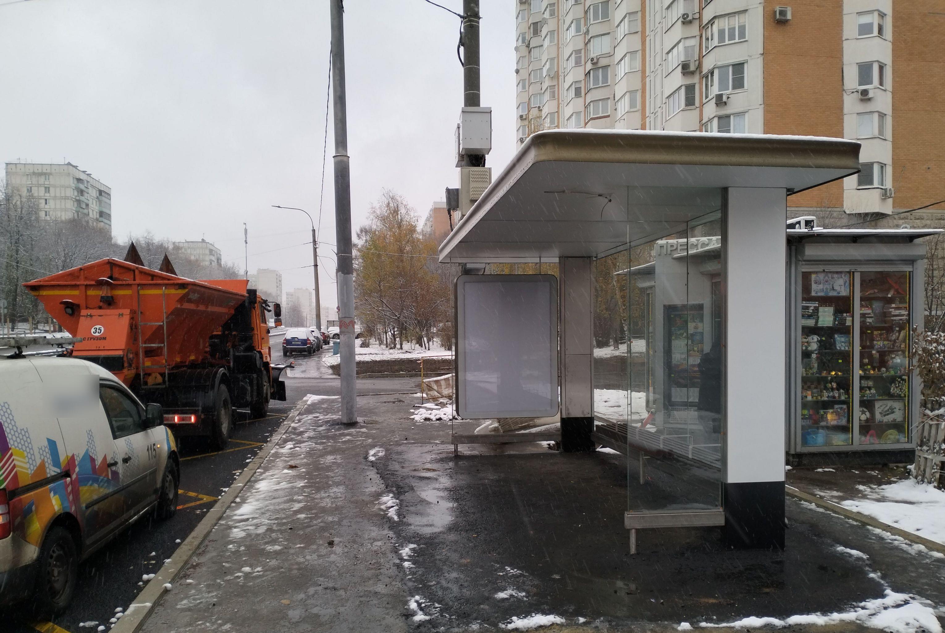 Фотография рекламного носителя, тип: Остановка 1.8x1.2, адрес: Симферопольский б-р., д.25, корп.1, Москва, Россия. Сторона А №933917