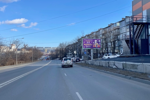 Фотография рекламного носителя, тип: Билборд 3x6, адрес: Вилкова ул., д.12-14, Владивосток, Приморский край, Россия. Сторона А №195726
