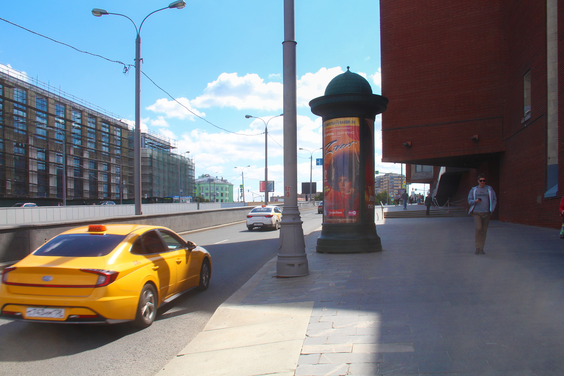 Фотография рекламного носителя, тип: Пиллар 3x1.4, адрес: Земляной Вал ул., д.76/21, Москва, Россия. Сторона А №521952