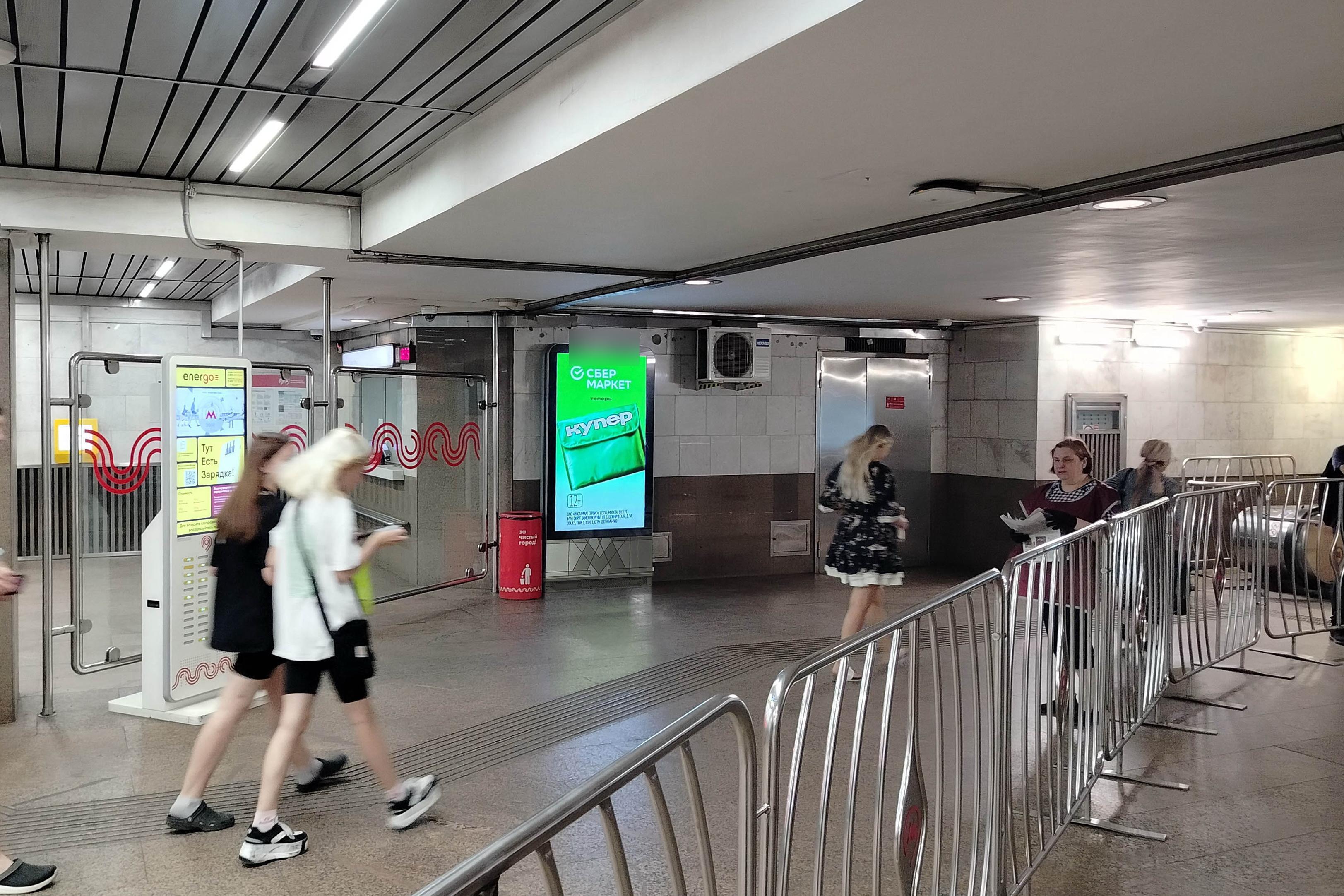 Фотография рекламного носителя, тип: Видеоэкран, адрес: Станция метро «Крестьянская застава», линия Люблинско-Дмитровская, Москва, Россия. Сторона/вариант А1 №1423033