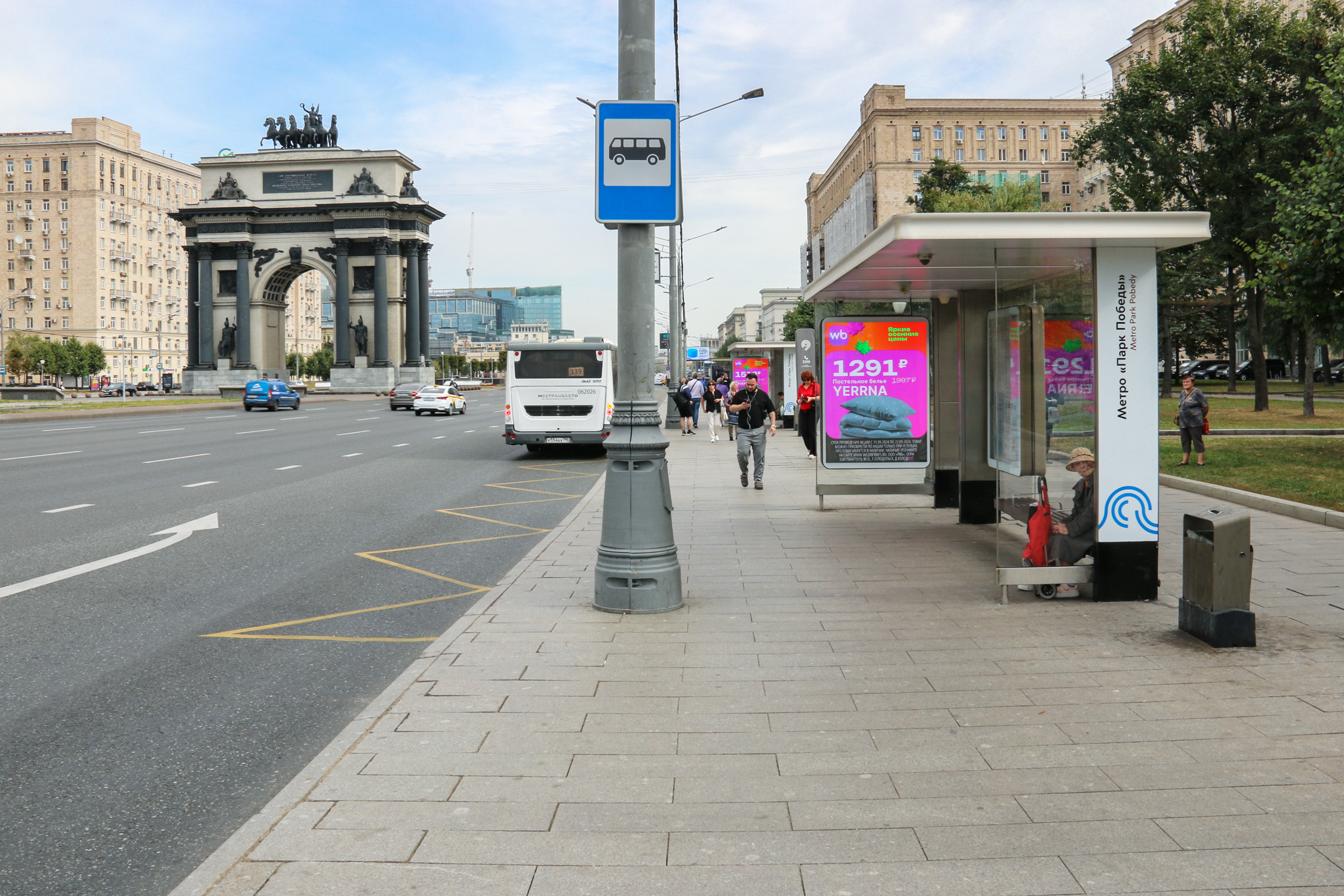 Фотография рекламного носителя, тип: Остановка 1.8x1.2, адрес: Кутузовский пр-т. X Победы пл., д.1Б, поз.1, Москва, Россия. Сторона А1 №556624