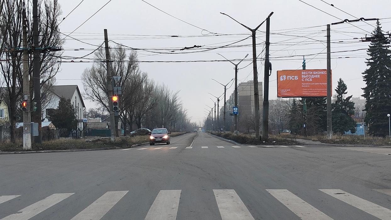 Фотография рекламного носителя, тип: Билборд 3x6, адрес: Клары Цеткин ул. Х Андрея Чумака ул., Харцызск, Донецкая область, Россия. Сторона A №1327227