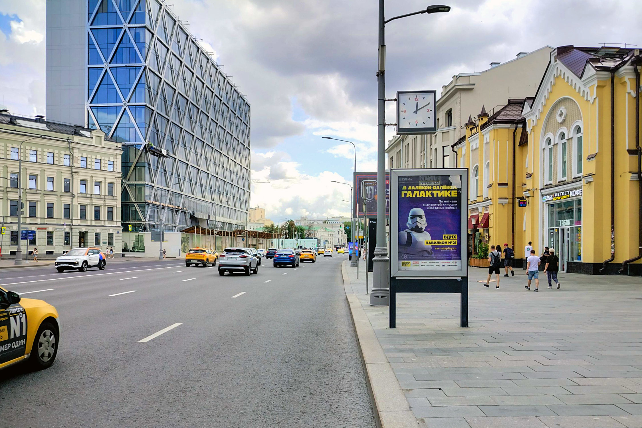 Фотография рекламного носителя, тип: Ситиформат 1.8x1.2, адрес: Новый Арбат ул., д.7, Москва, Россия. Сторона А1 №776999