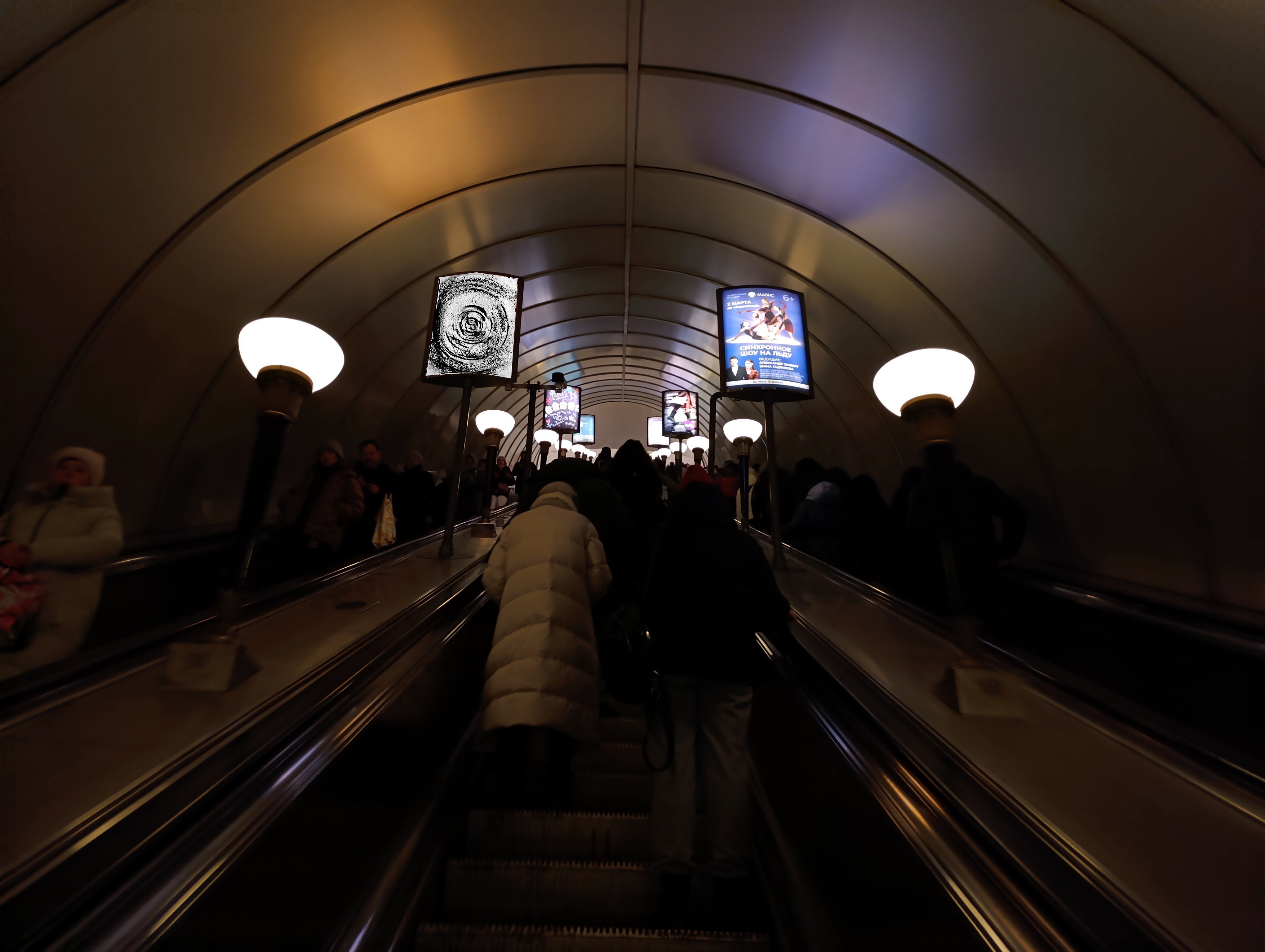 Фотография рекламного носителя, тип: Лайтбокс, адрес: Станция метро «Петроградская», линия Московско-Петроградская, Санкт-Петербург, Россия. Сторона/вариант A №1384151