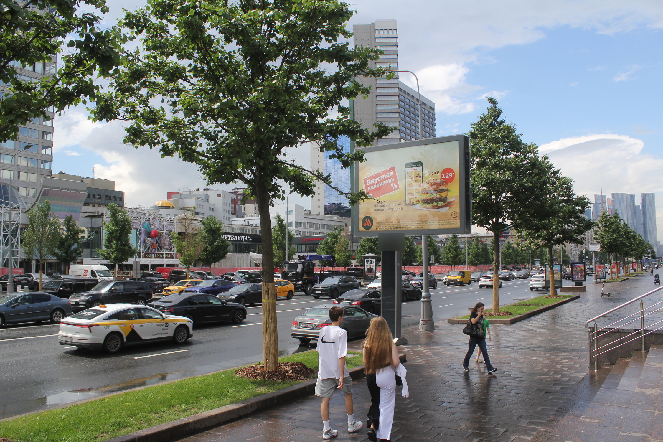 Фотография рекламного носителя, тип: Ситиборд 2.7x3.7, адрес: Арбат Н. ул., д.22, Москва, Россия. Сторона А1-А5 №577570