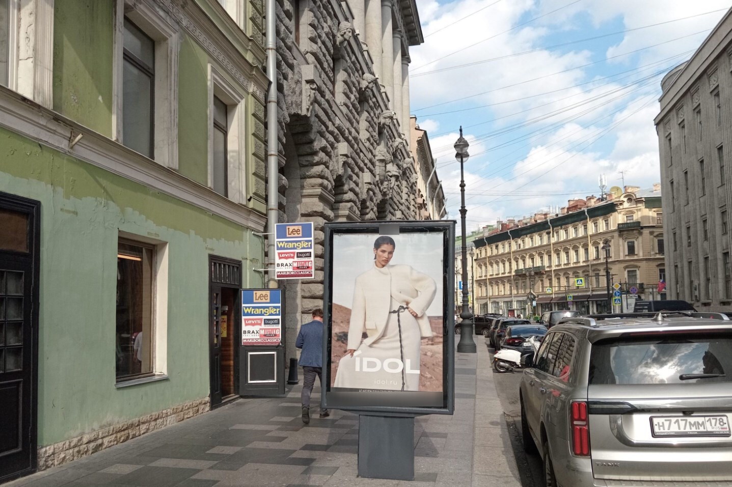 Фотография рекламного носителя, тип: Ситиформат 1.8x1.2, адрес: Большая Морская ул., д.17 Х Кирпичный пер., Санкт-Петербург, Россия. Сторона А1-А4 №107594