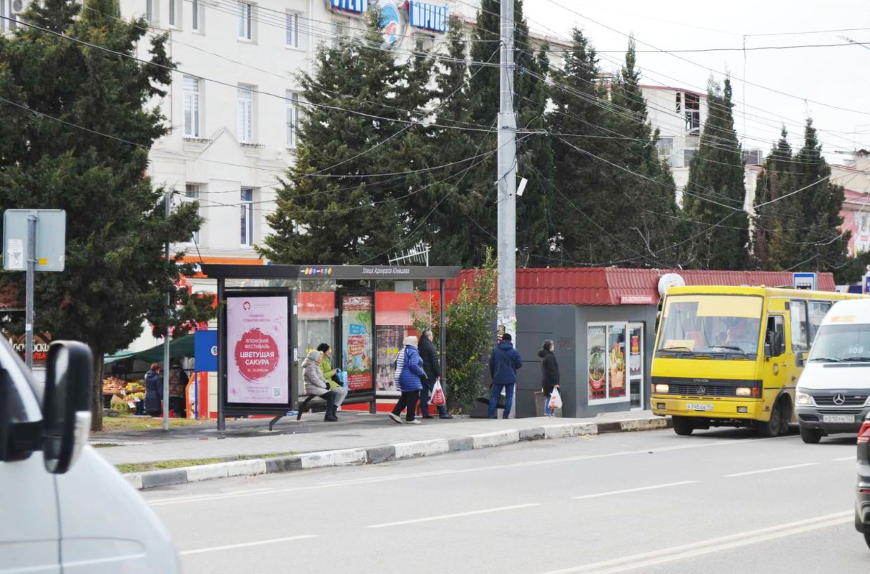 Фотография рекламного носителя, тип: Остановка 1.8x1.2, адрес: Октябрьской революции пр-т., ост. Юмашева ул., поз.2, Севастополь, Россия. Сторона Б1-Б5 №721653